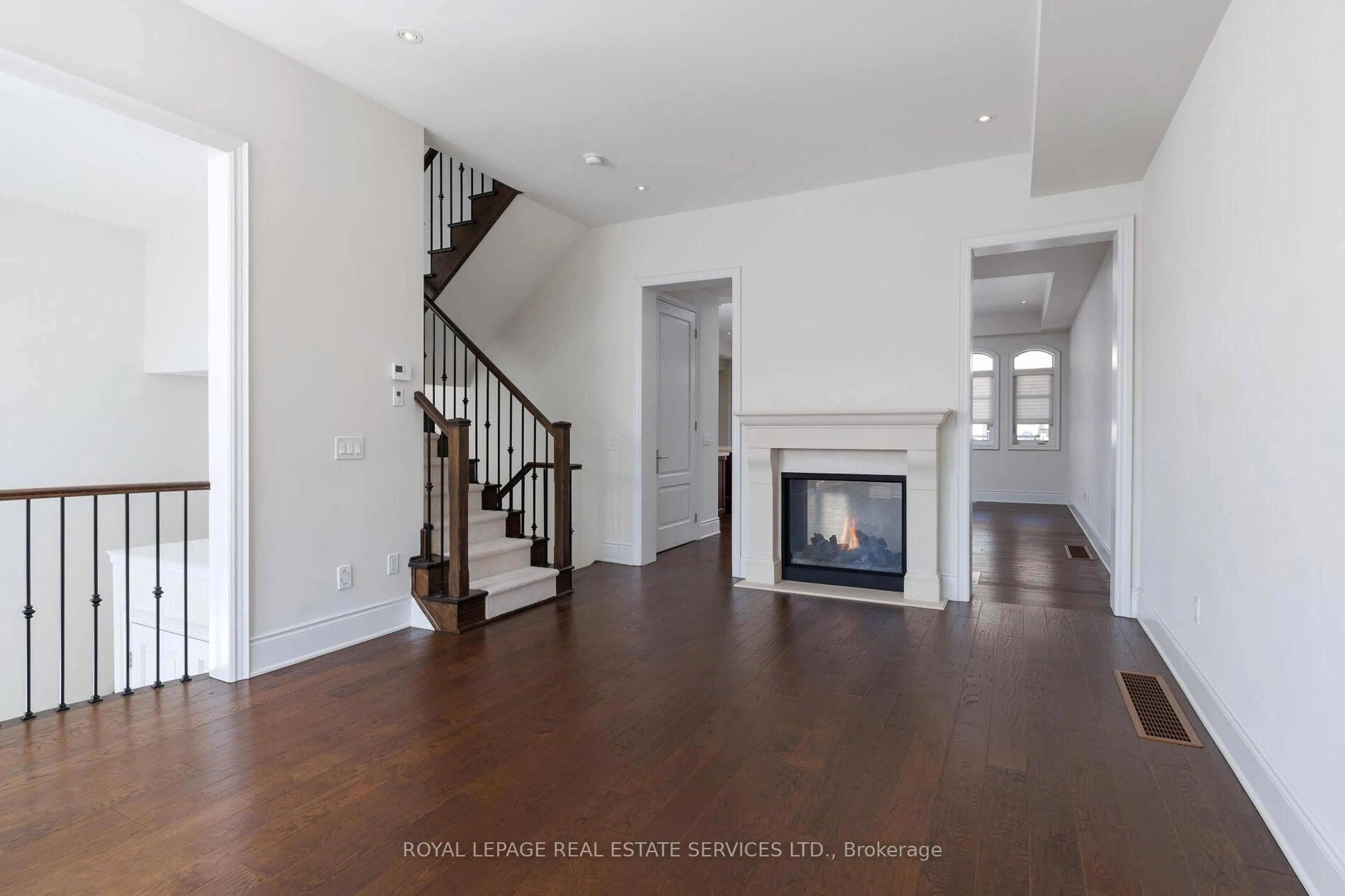 Indoor foyer for 257 Hanover St, Oakville Ontario L6K 0H3