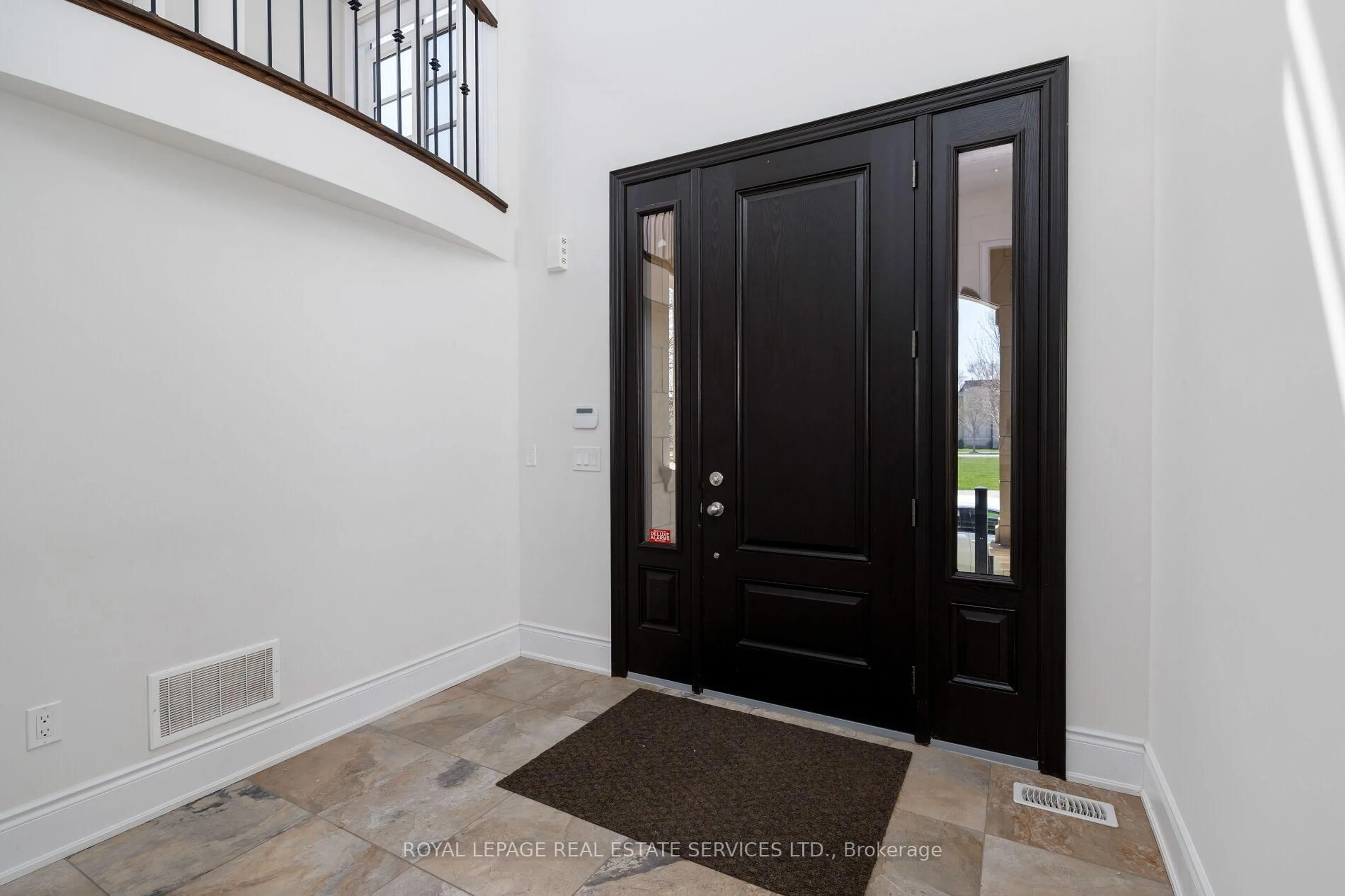 Indoor entryway for 257 Hanover St, Oakville Ontario L6K 0H3