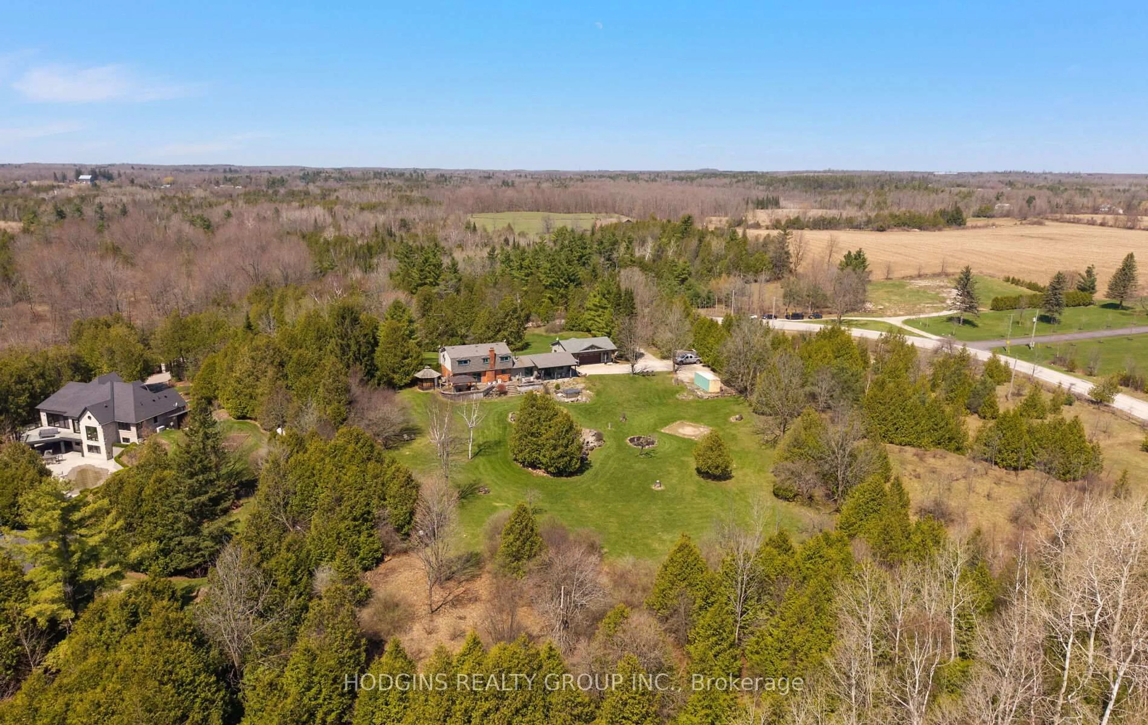 A pic from outside/outdoor area/front of a property/back of a property/a pic from drone, unknown for 5136 15 Sdrd, Milton Ontario L9T 2X7