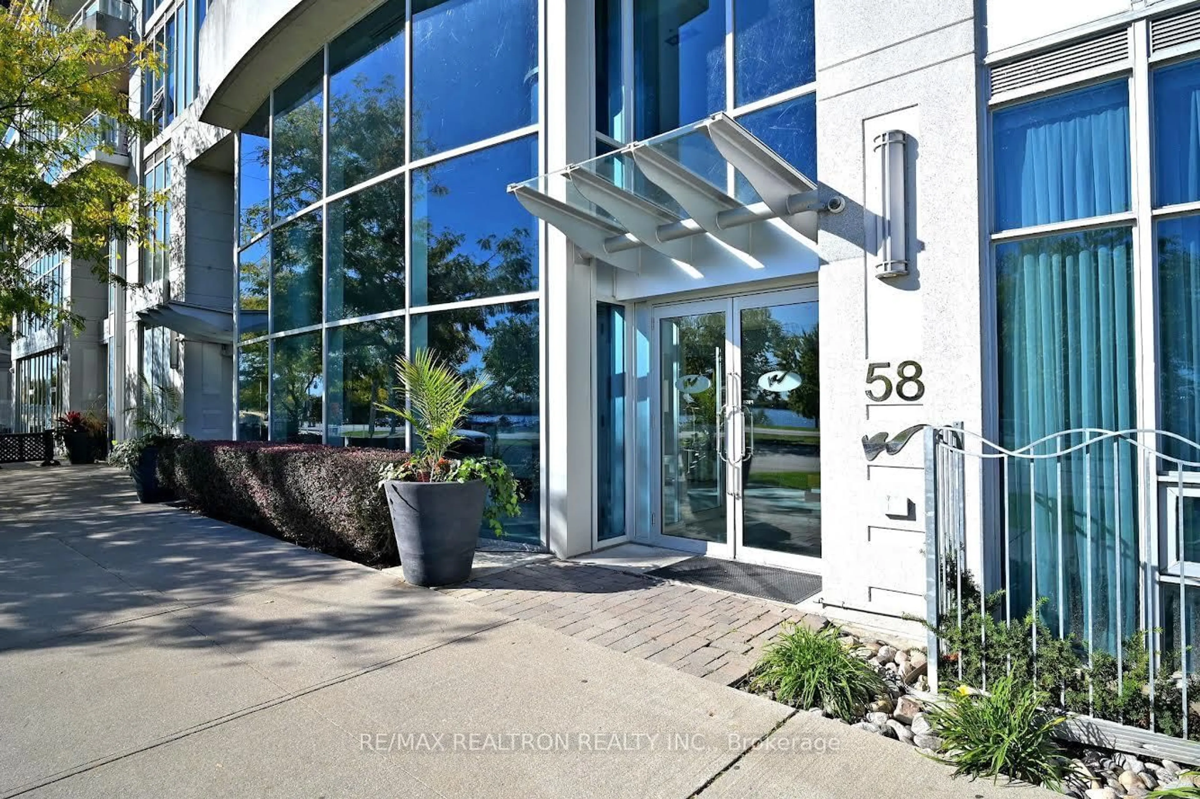 Indoor foyer for 58 Marine Parade Dr #421, Toronto Ontario M8V 4G1