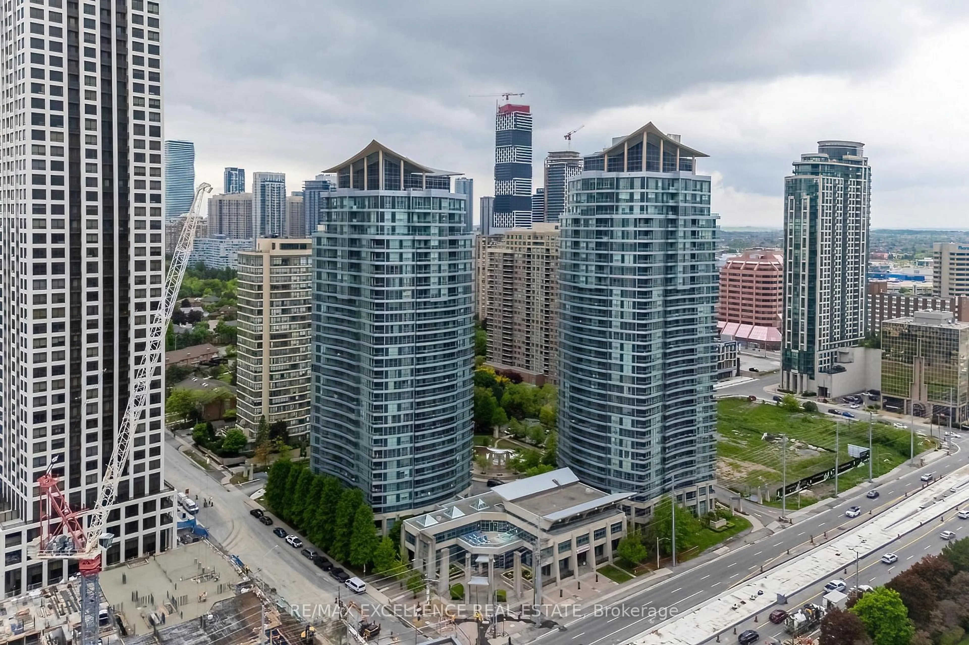 A pic from outside/outdoor area/front of a property/back of a property/a pic from drone, city buildings view from balcony for 33 Elm Dr #2102, Mississauga Ontario L5B 4L2