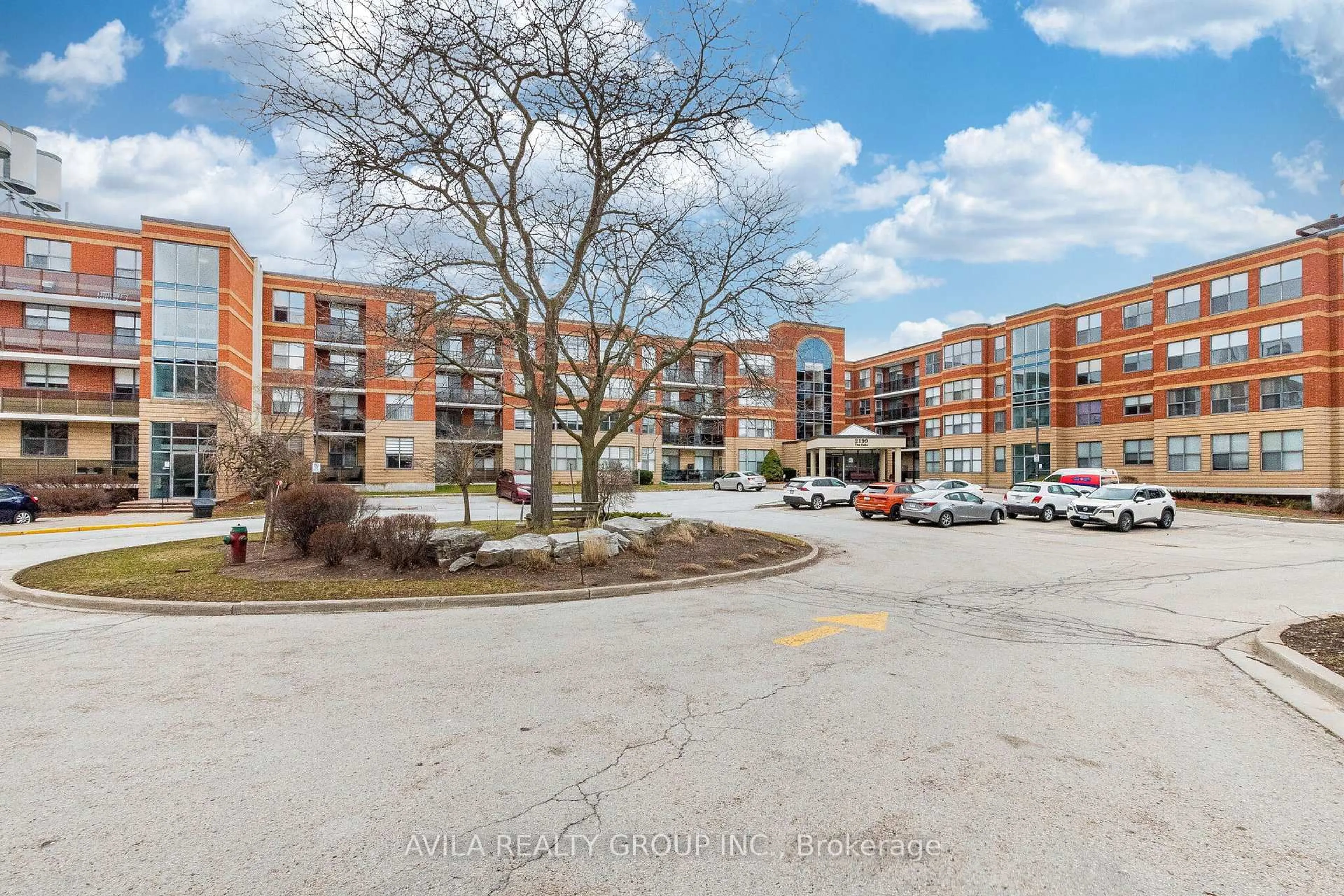 A pic from outside/outdoor area/front of a property/back of a property/a pic from drone, street for 2199 Sixth Line #409, Oakville Ontario L6H 5V3
