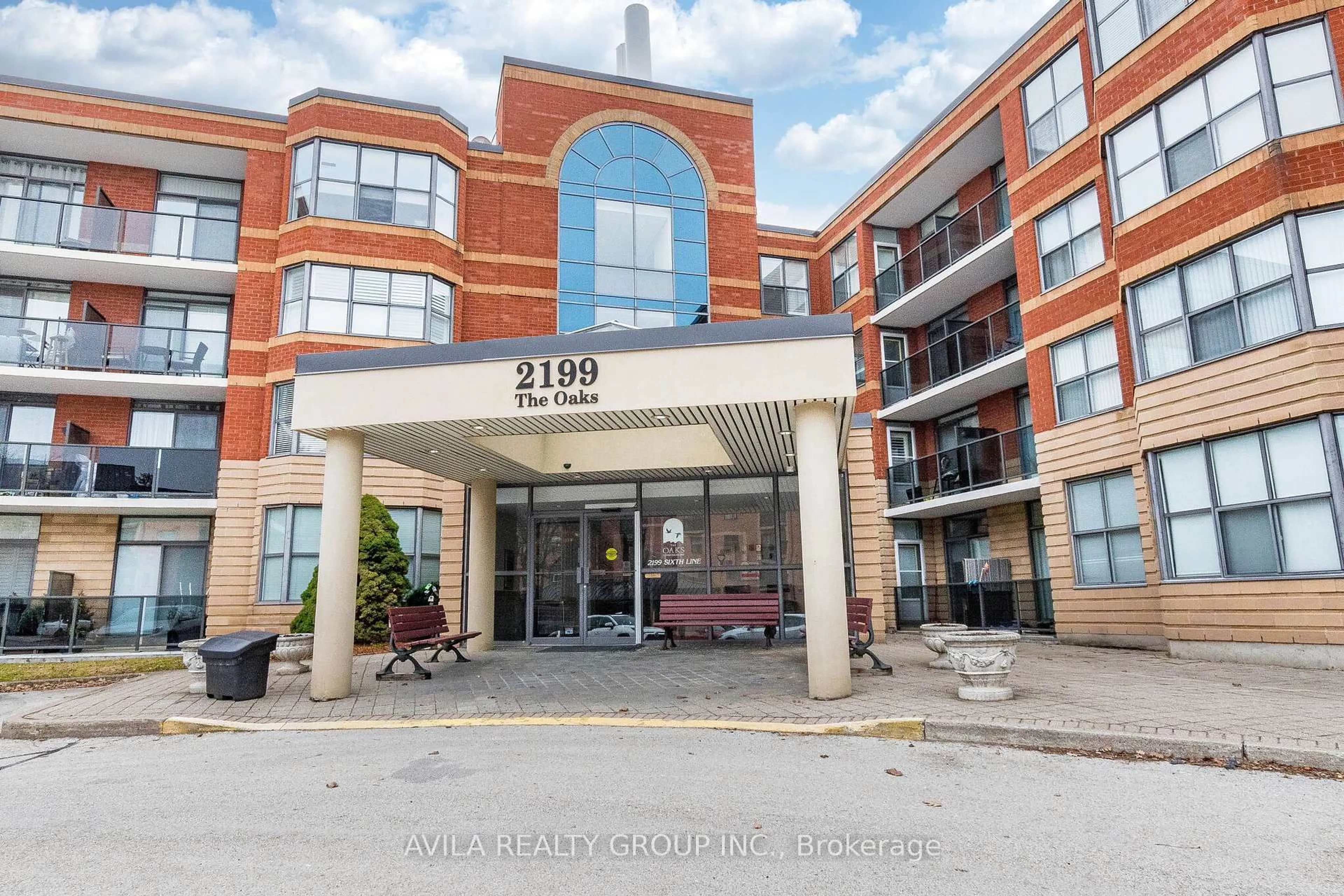 Indoor foyer for 2199 Sixth Line #409, Oakville Ontario L6H 5V3