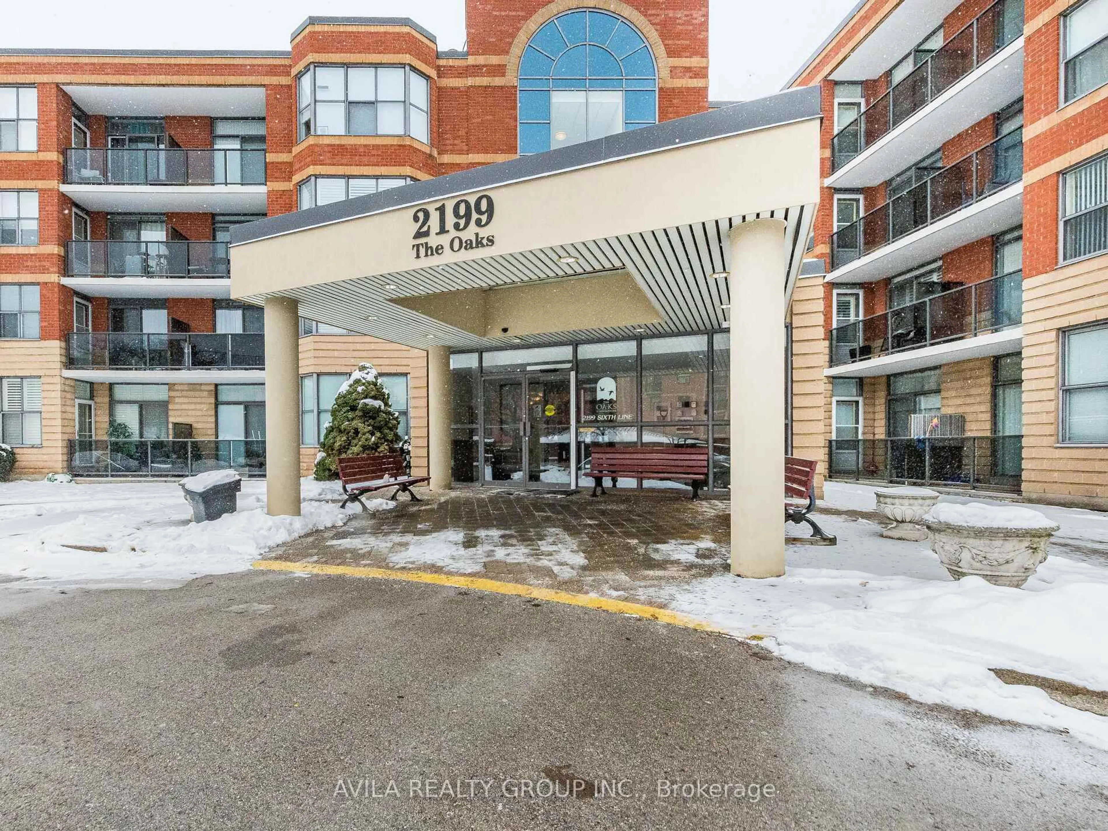 Indoor foyer for 2199 Sixth Line #408, Oakville Ontario L6H 5V3