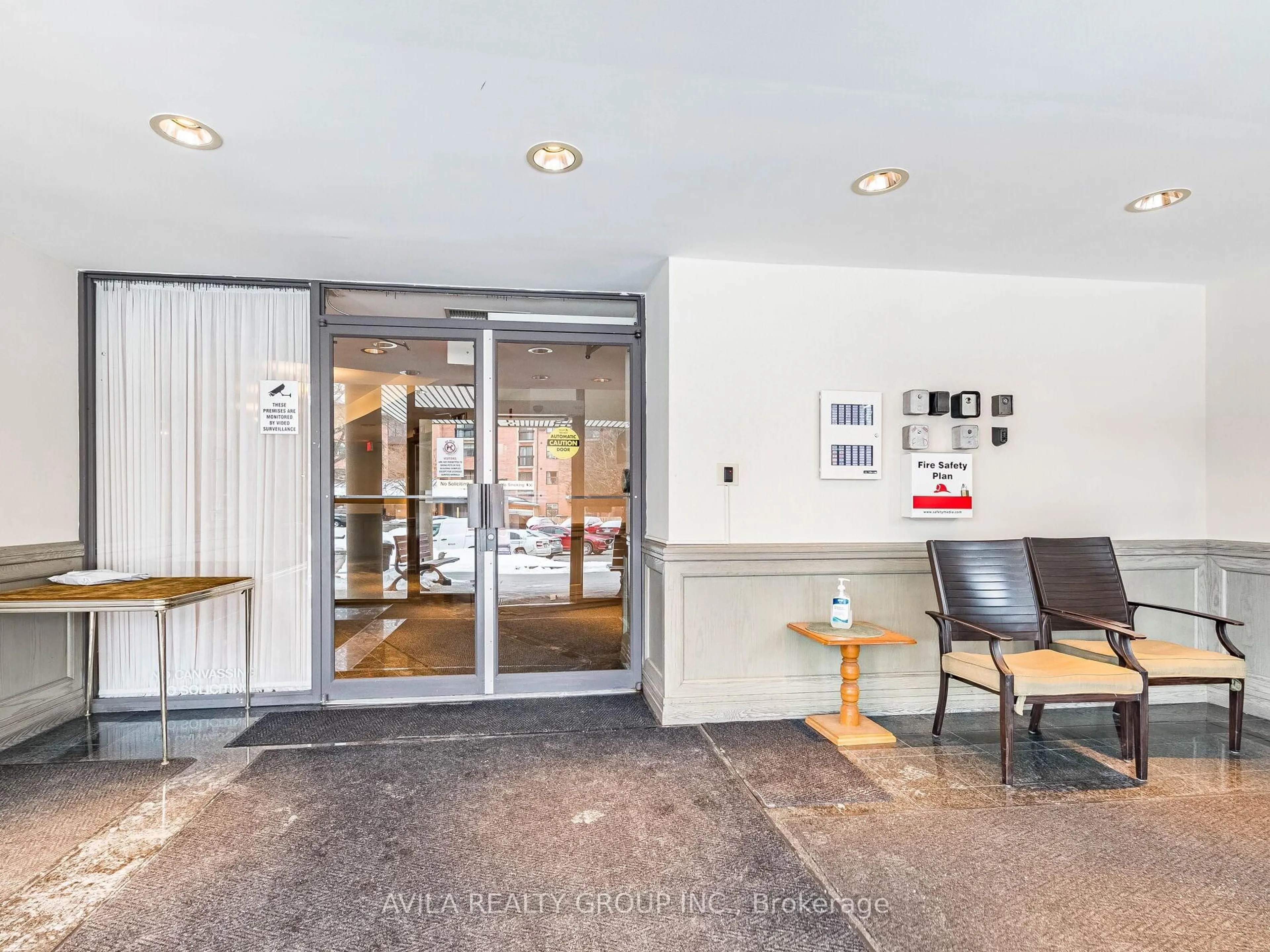 Indoor foyer for 2199 Sixth Line #408, Oakville Ontario L6H 5V3