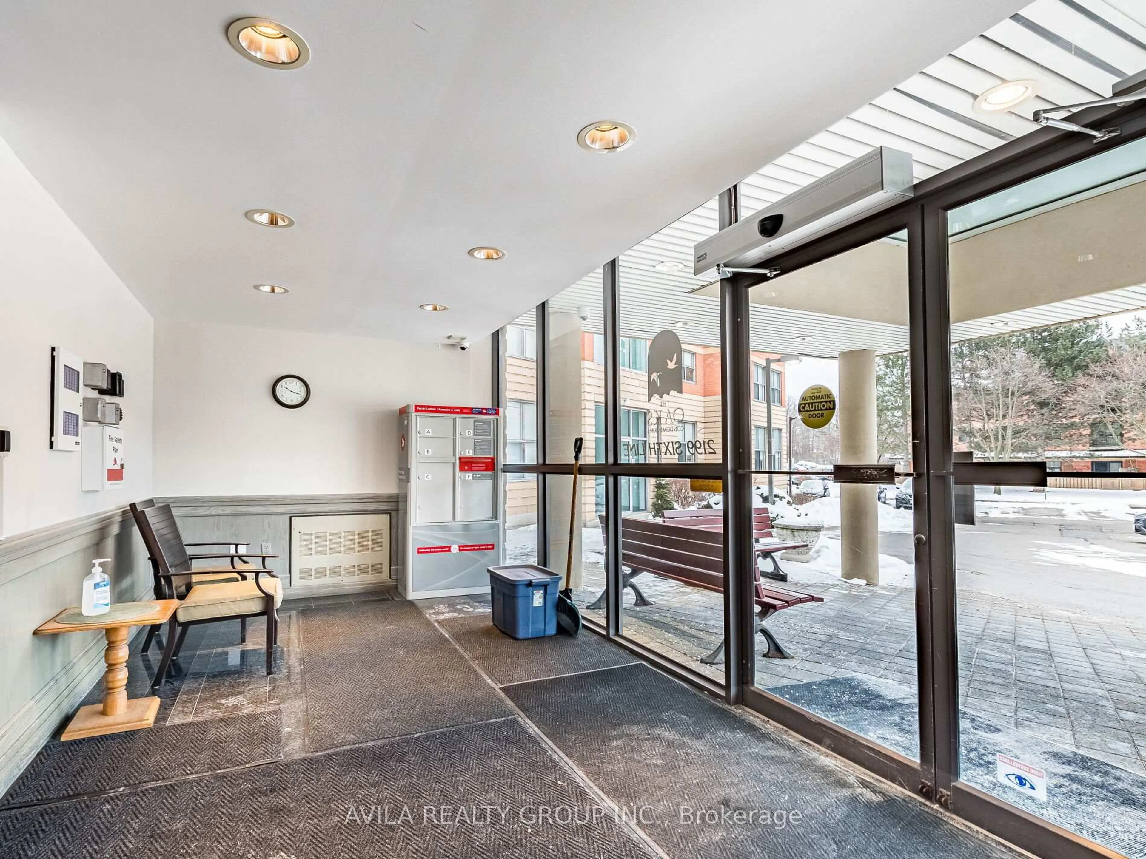 Indoor foyer for 2199 Sixth Line #408, Oakville Ontario L6H 5V3