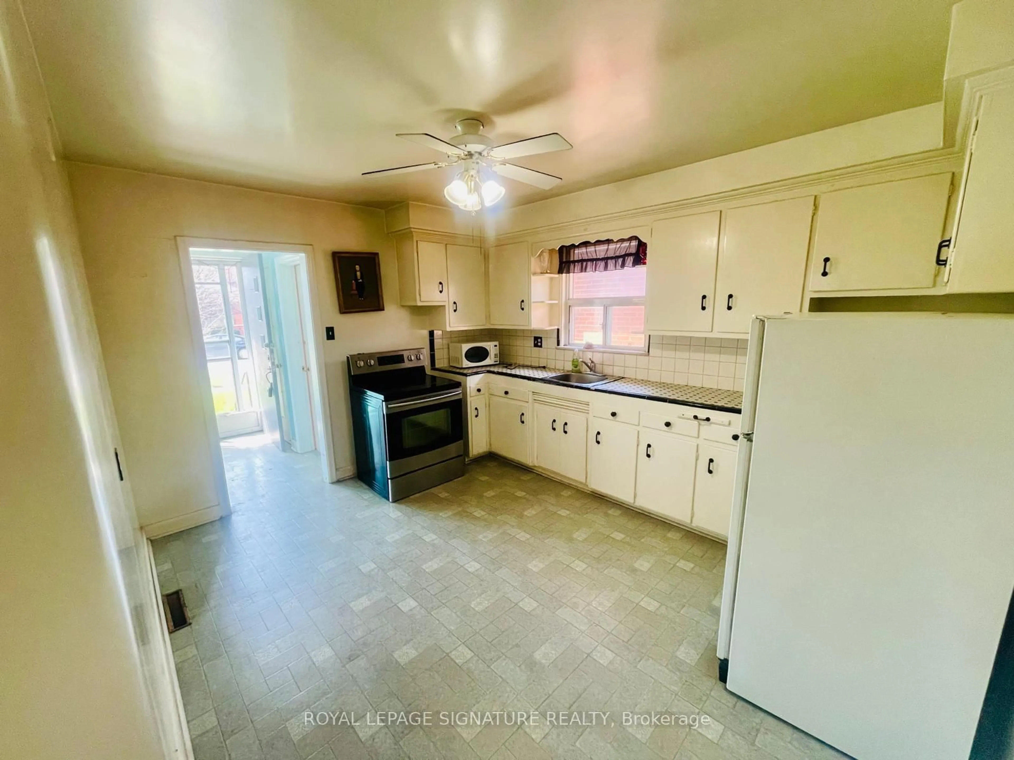 Standard kitchen, ceramic/tile floor for 7 Placid Rd, Toronto Ontario M8Z 4A3