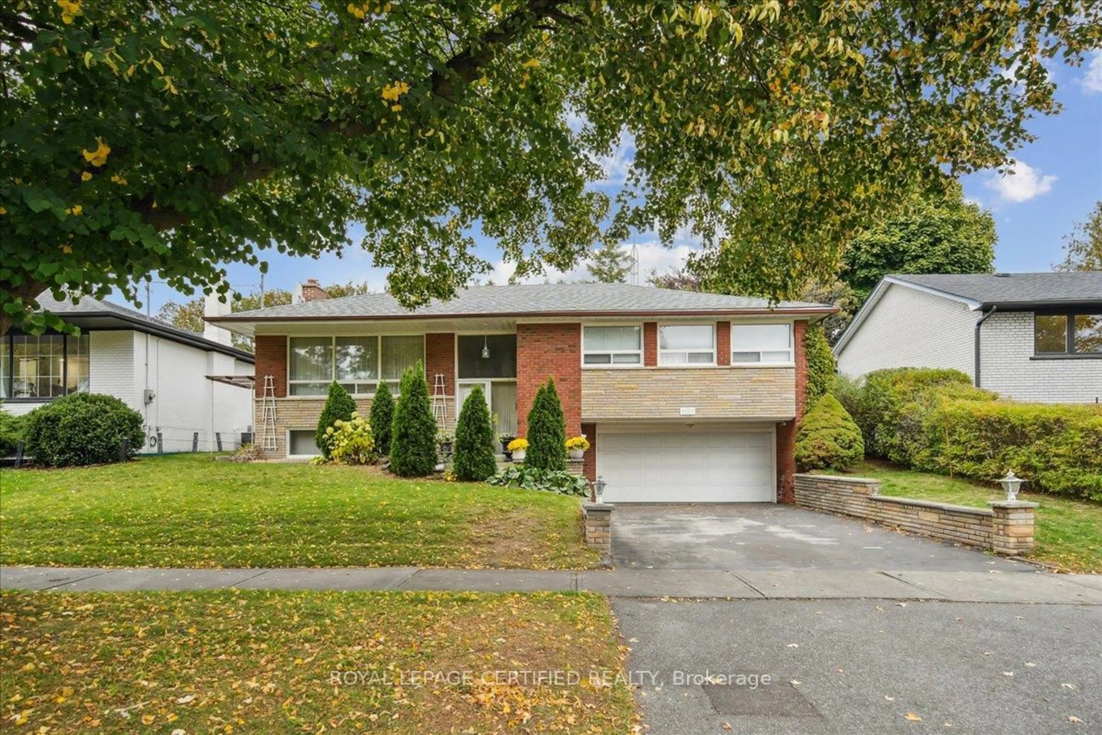 Home with brick exterior material, street for 1639 Sunnycove Dr, Mississauga Ontario L4X 1B6