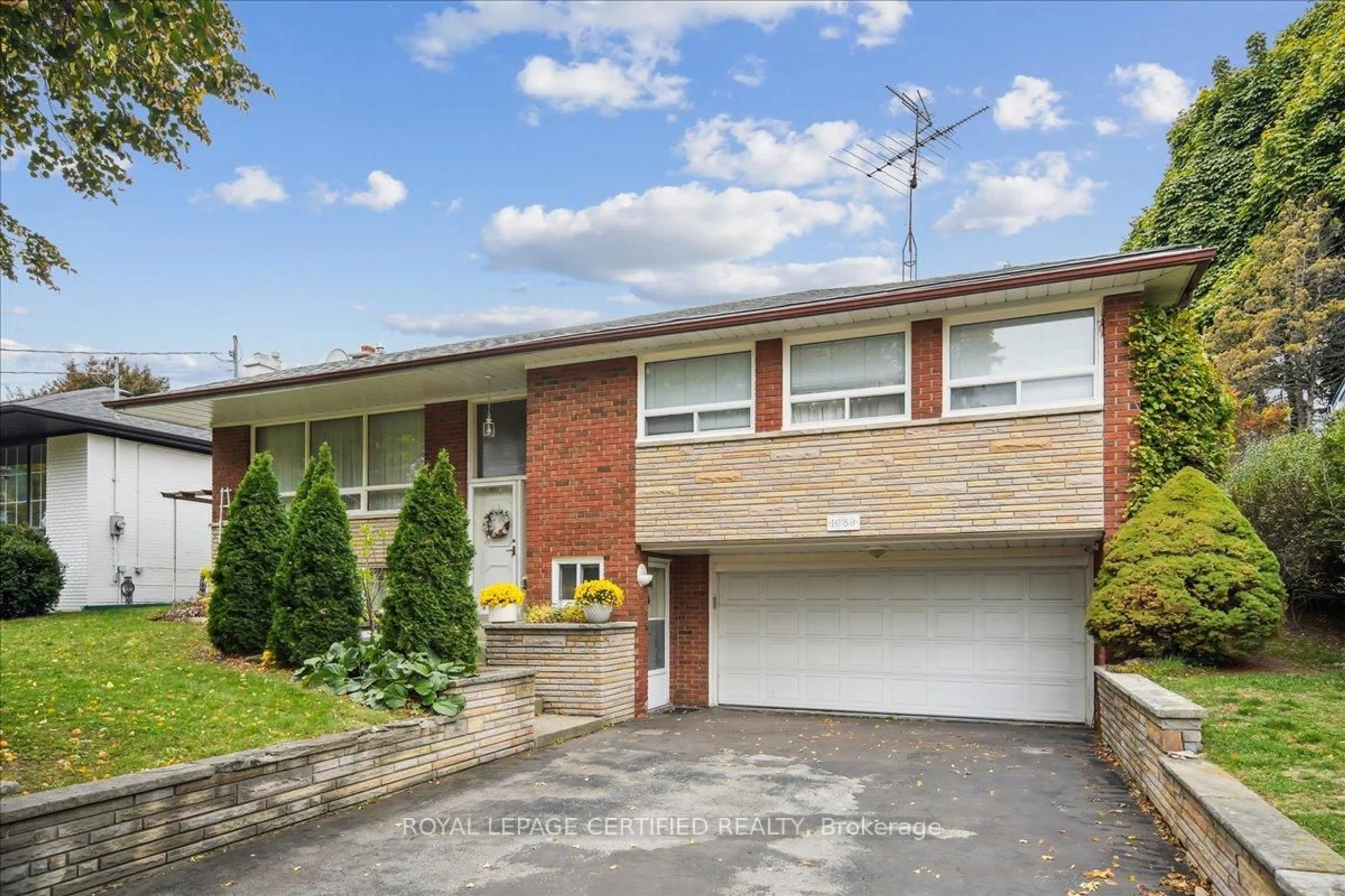 Home with brick exterior material, street for 1639 Sunnycove Dr, Mississauga Ontario L4X 1B6