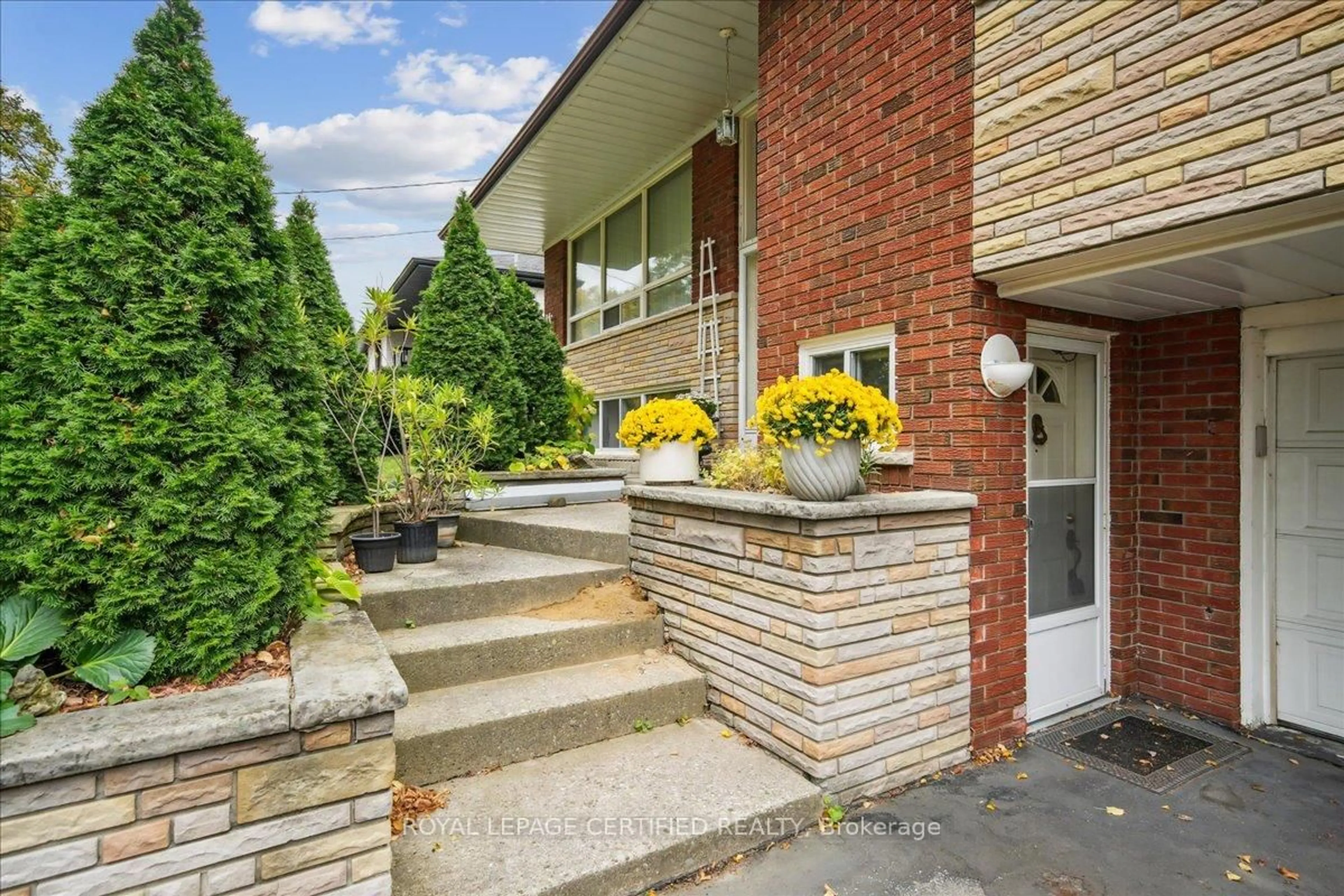 Home with brick exterior material, street for 1639 Sunnycove Dr, Mississauga Ontario L4X 1B6