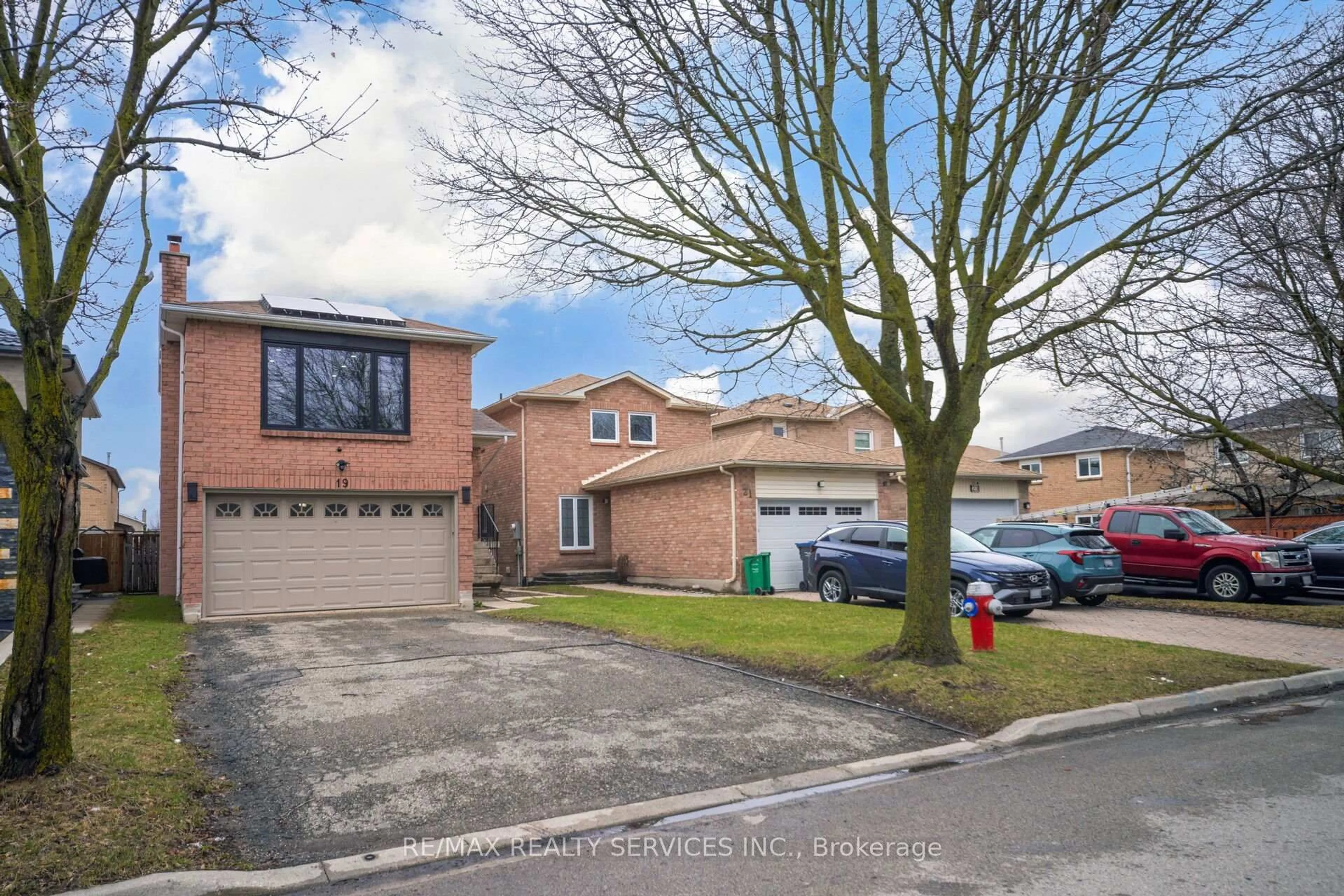 A pic from outside/outdoor area/front of a property/back of a property/a pic from drone, street for 19 Wayne Nicol Dr, Brampton Ontario L6X 3Z2