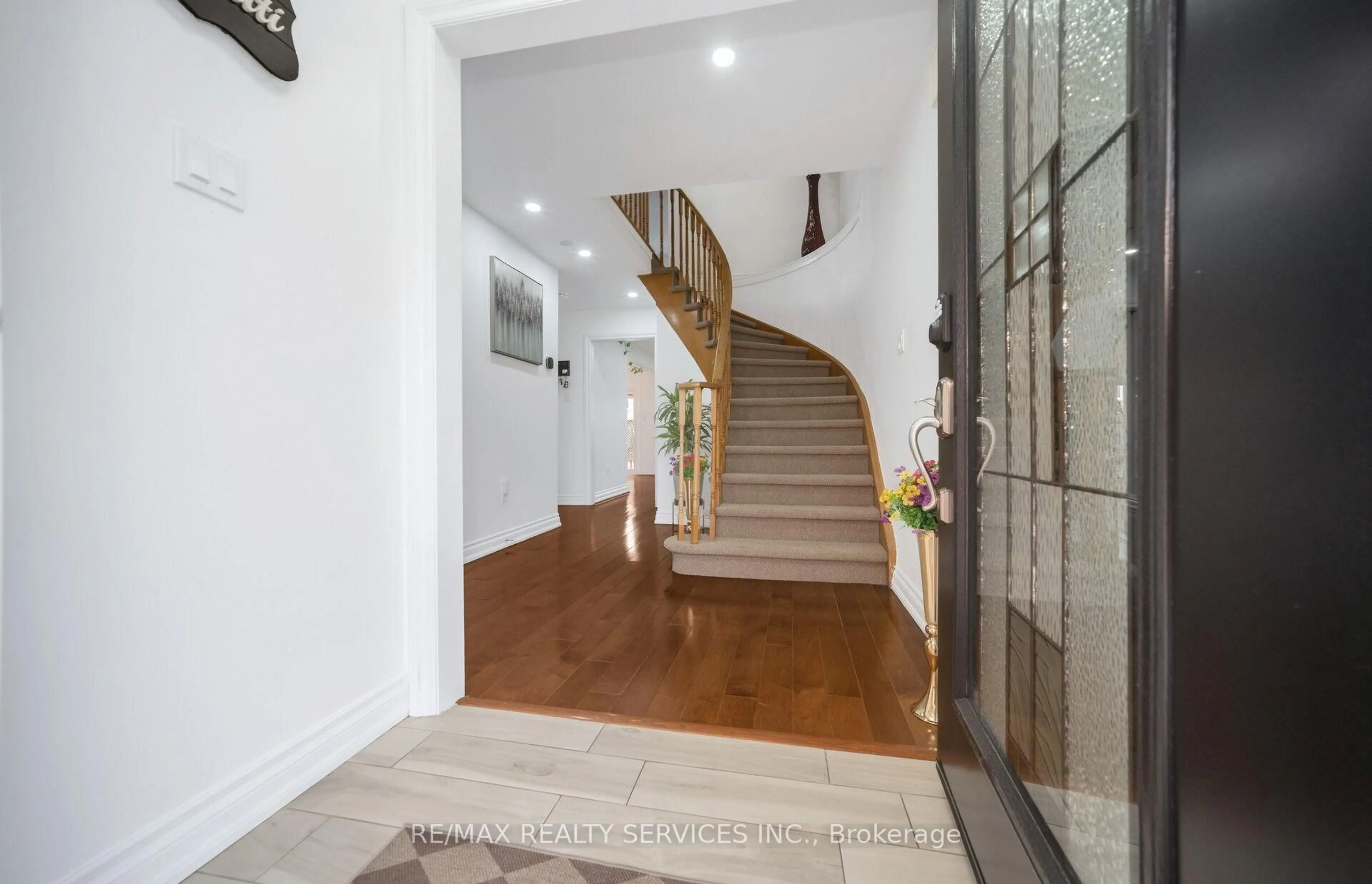 Indoor foyer for 19 Wayne Nicol Dr, Brampton Ontario L6X 3Z2