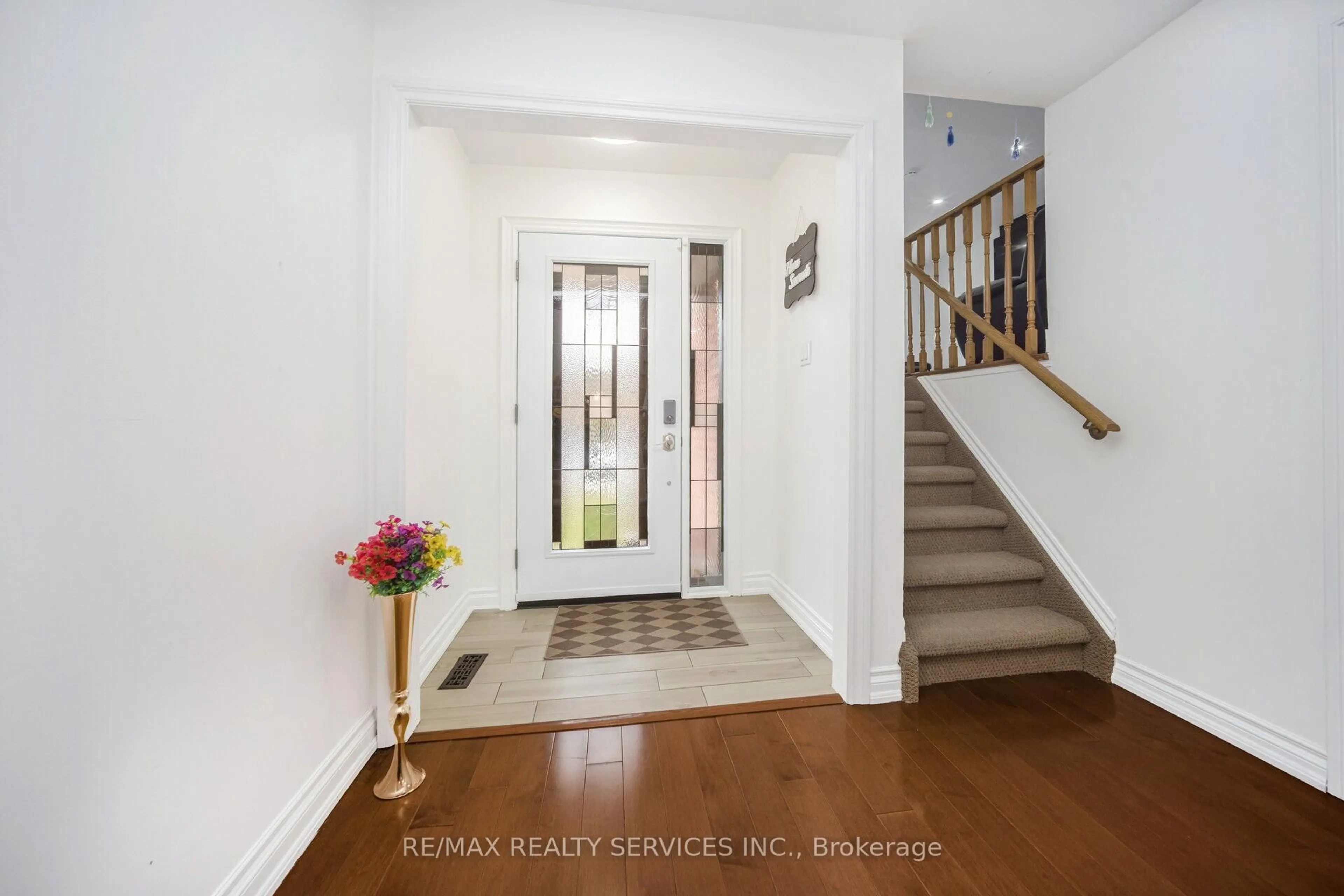 Indoor entryway for 19 Wayne Nicol Dr, Brampton Ontario L6X 3Z2