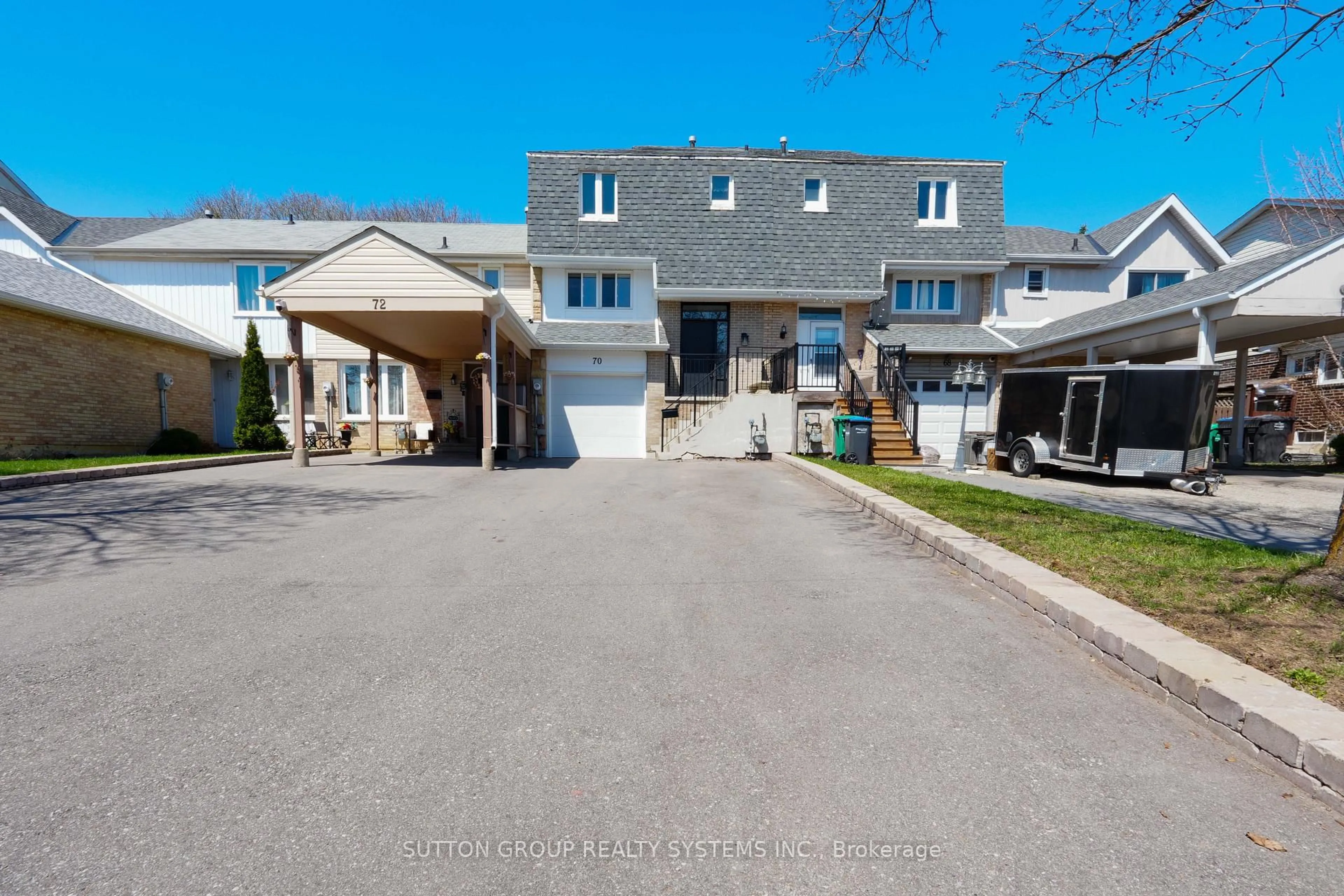 A pic from outside/outdoor area/front of a property/back of a property/a pic from drone, street for 70 Courtleigh Sq, Brampton Ontario L6Z 1J3