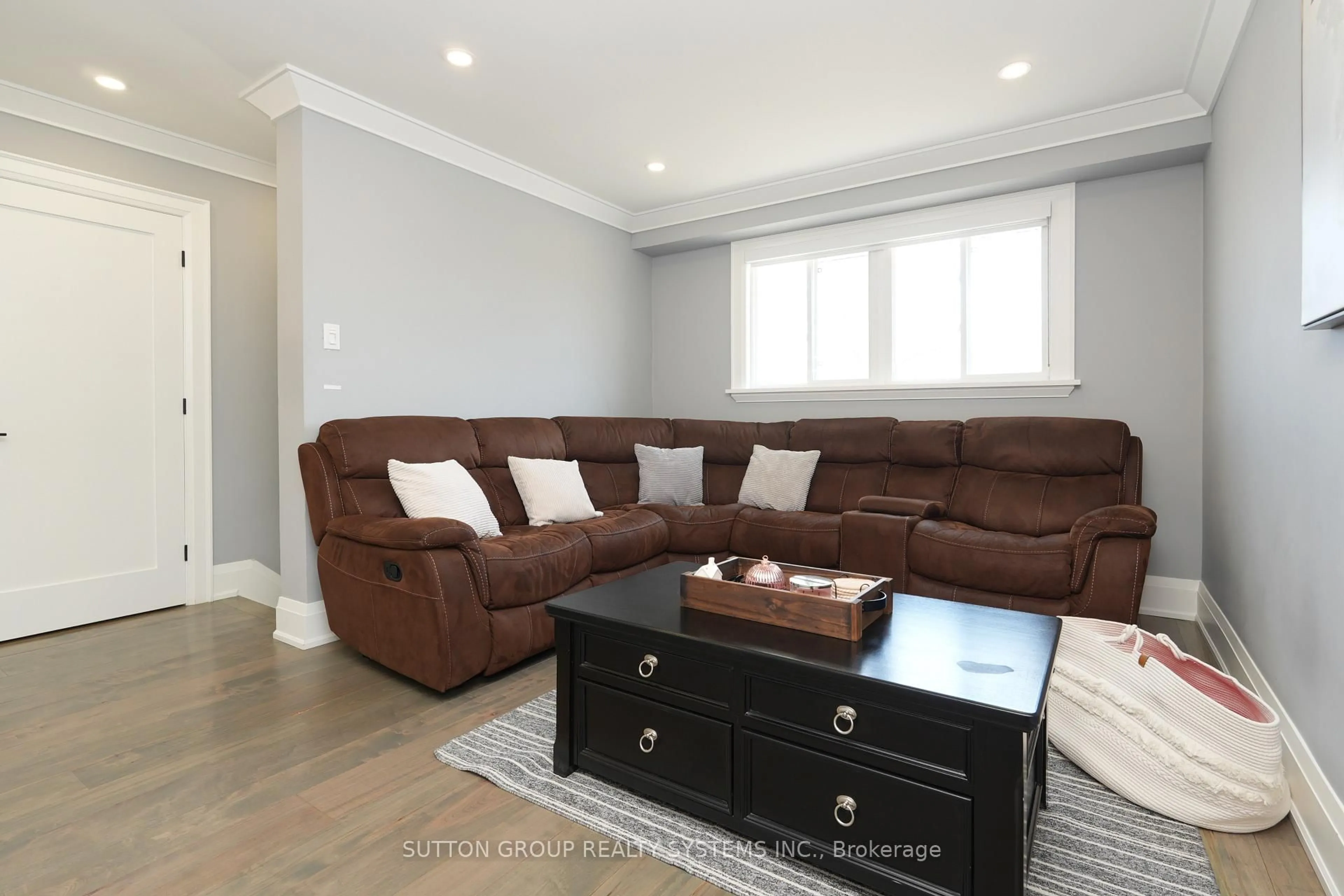 Living room with furniture, wood/laminate floor for 70 Courtleigh Sq, Brampton Ontario L6Z 1J3
