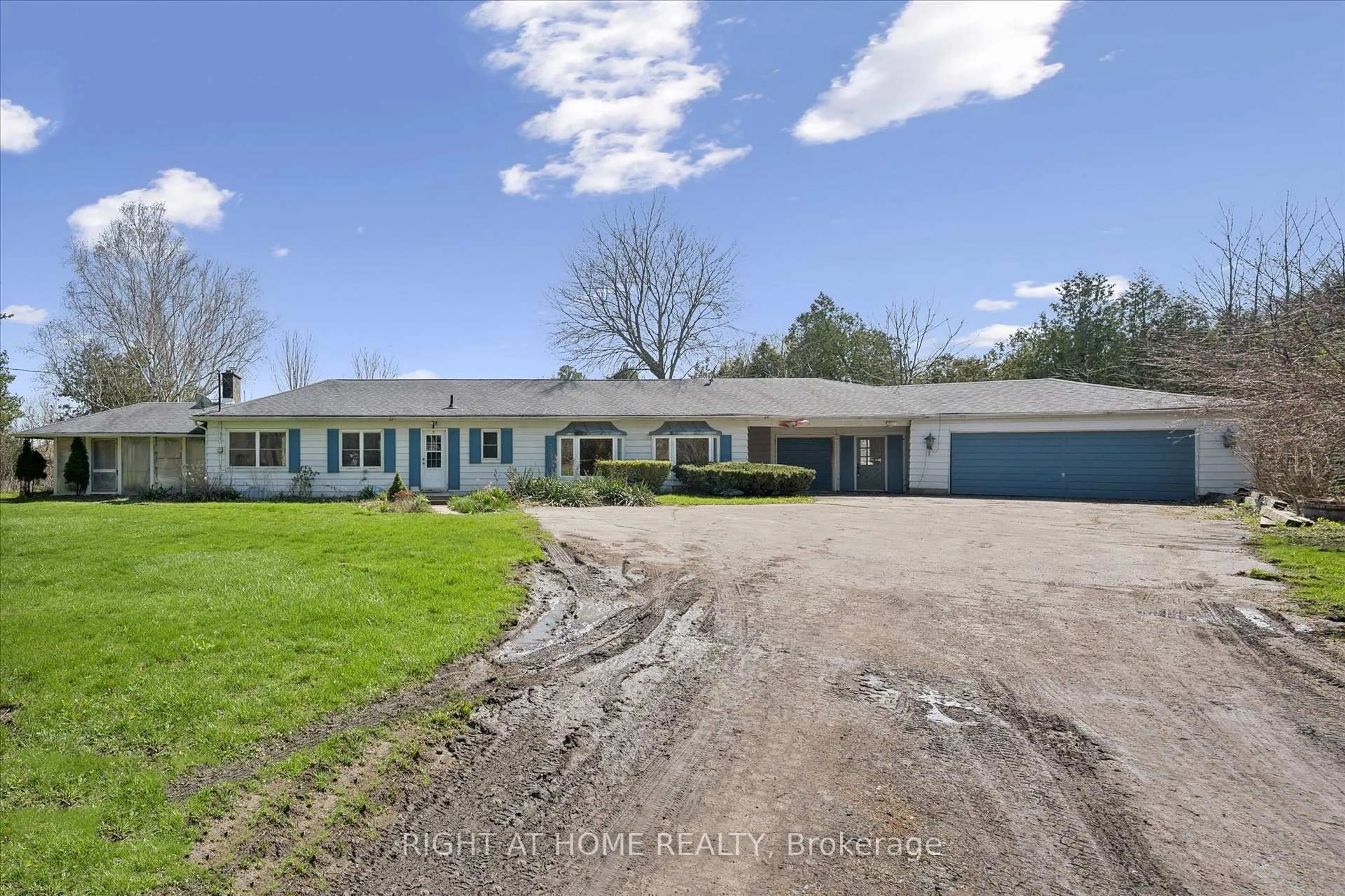 A pic from outside/outdoor area/front of a property/back of a property/a pic from drone, unknown for 5156 Appleby Line, Burlington Ontario L7M 0P5