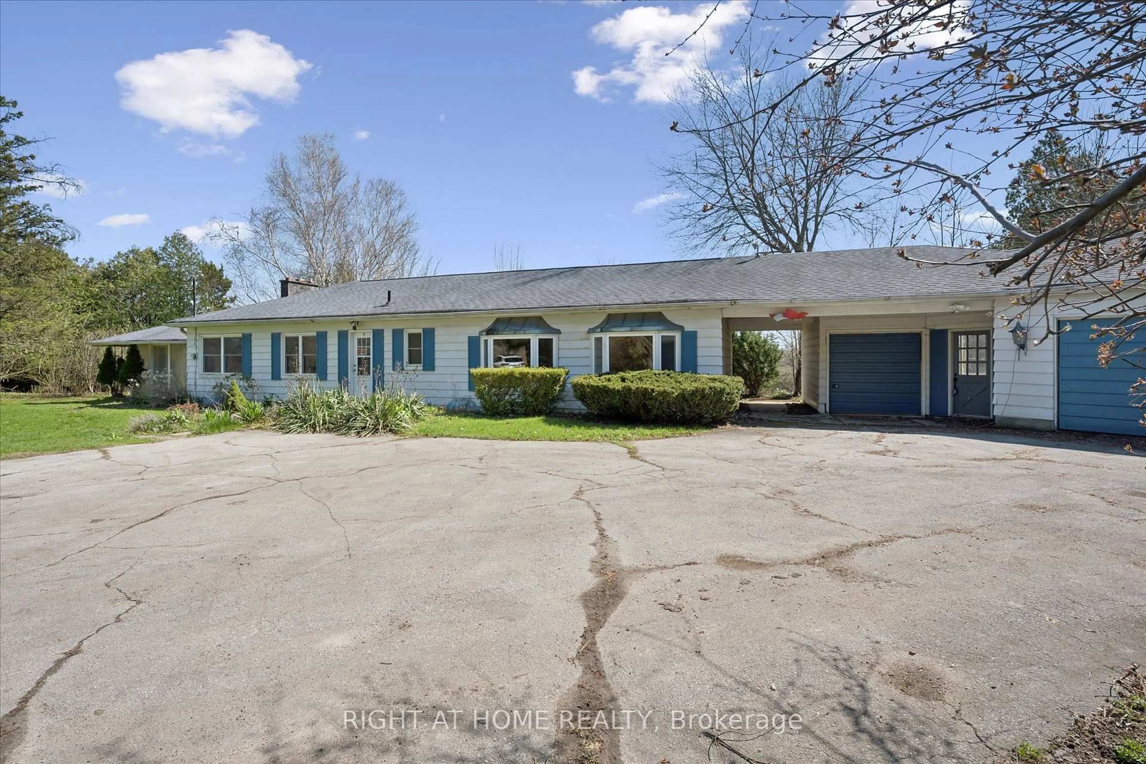 A pic from outside/outdoor area/front of a property/back of a property/a pic from drone, street for 5156 Appleby Line, Burlington Ontario L7M 0P5