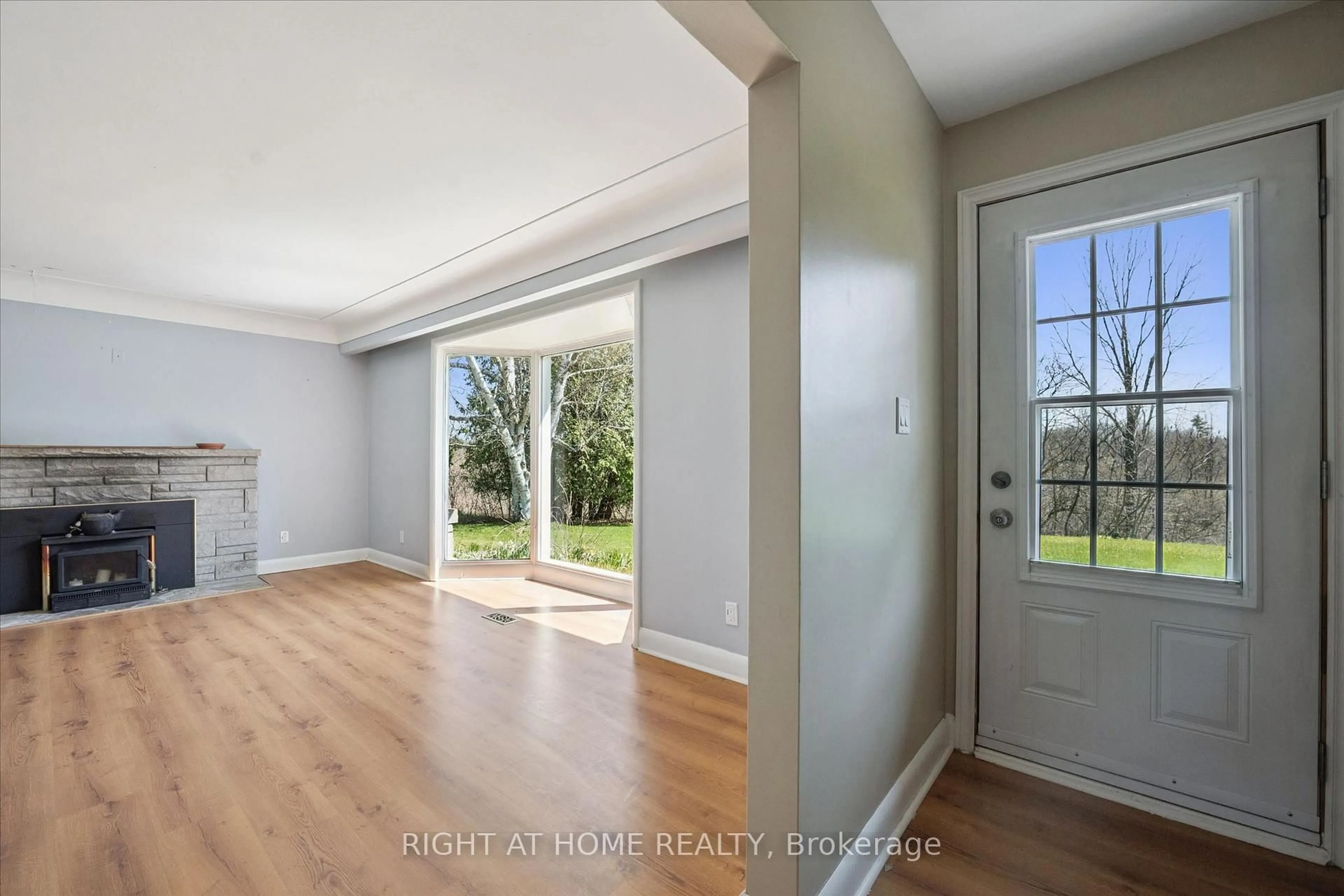 Indoor entryway for 5156 Appleby Line, Burlington Ontario L7M 0P5