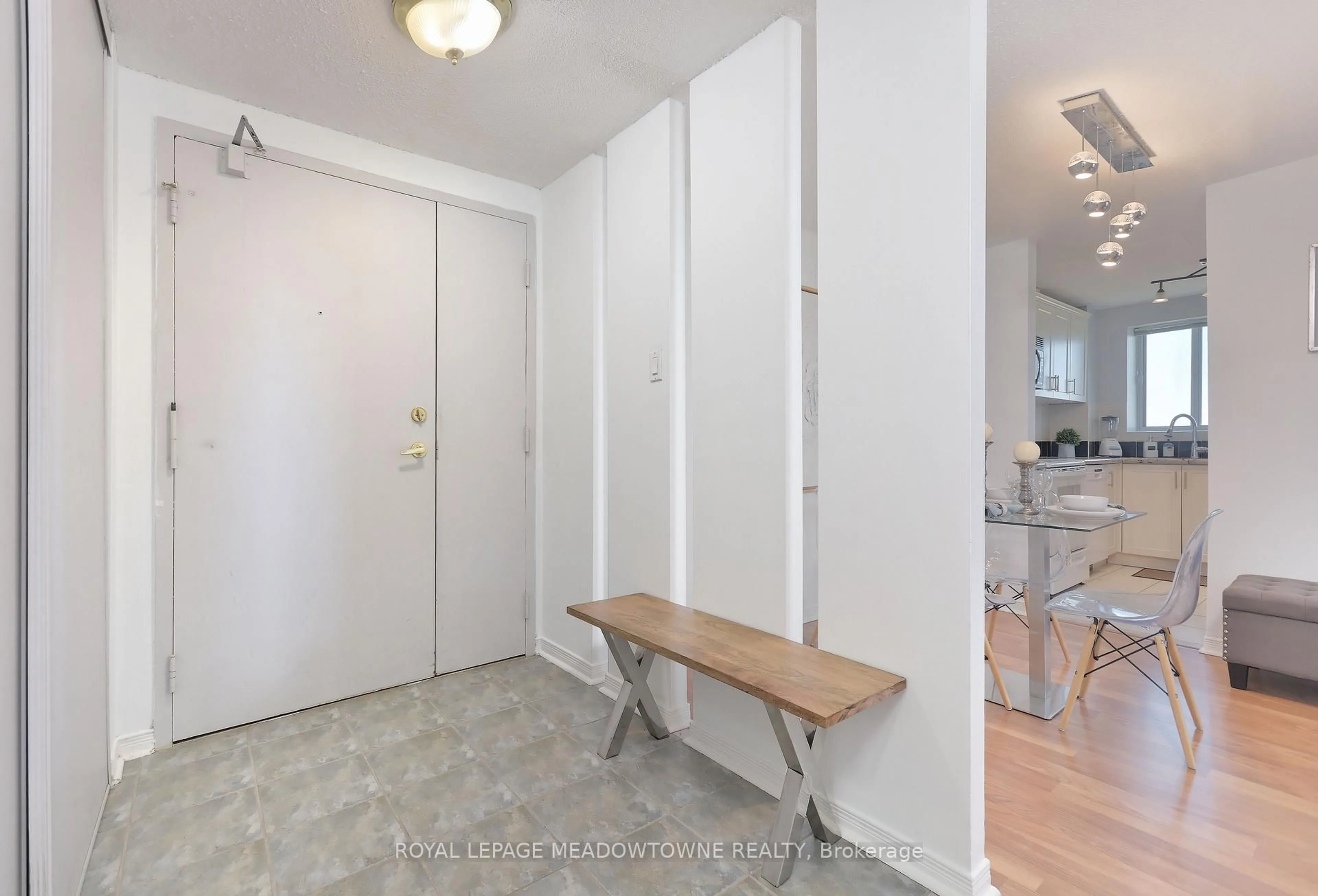 Indoor entryway for 6720 Glen Erin Dr #1013, Mississauga Ontario L5N 3K8