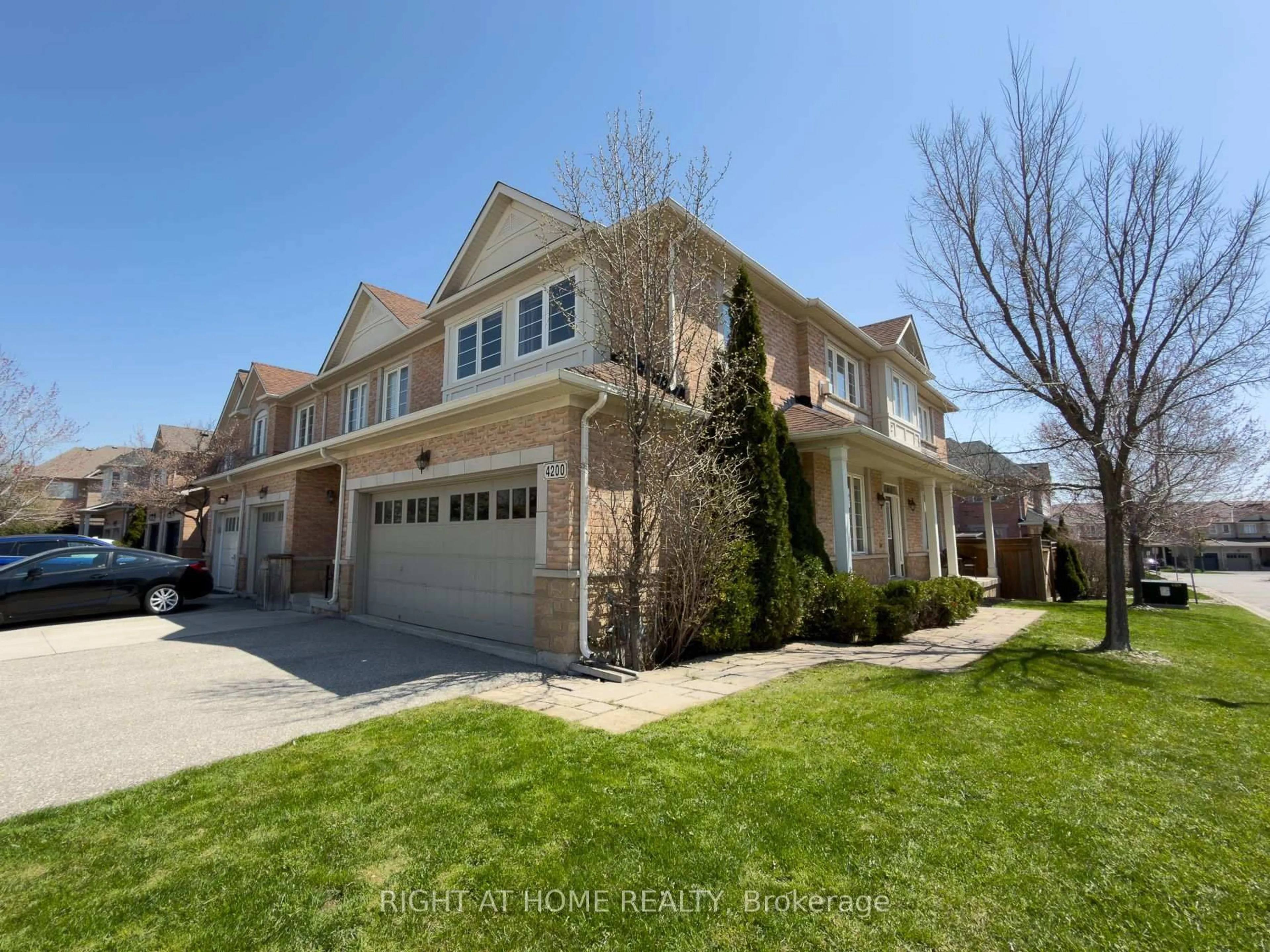 A pic from outside/outdoor area/front of a property/back of a property/a pic from drone, street for 4200 Rawlins Common, Burlington Ontario L7M 0B5