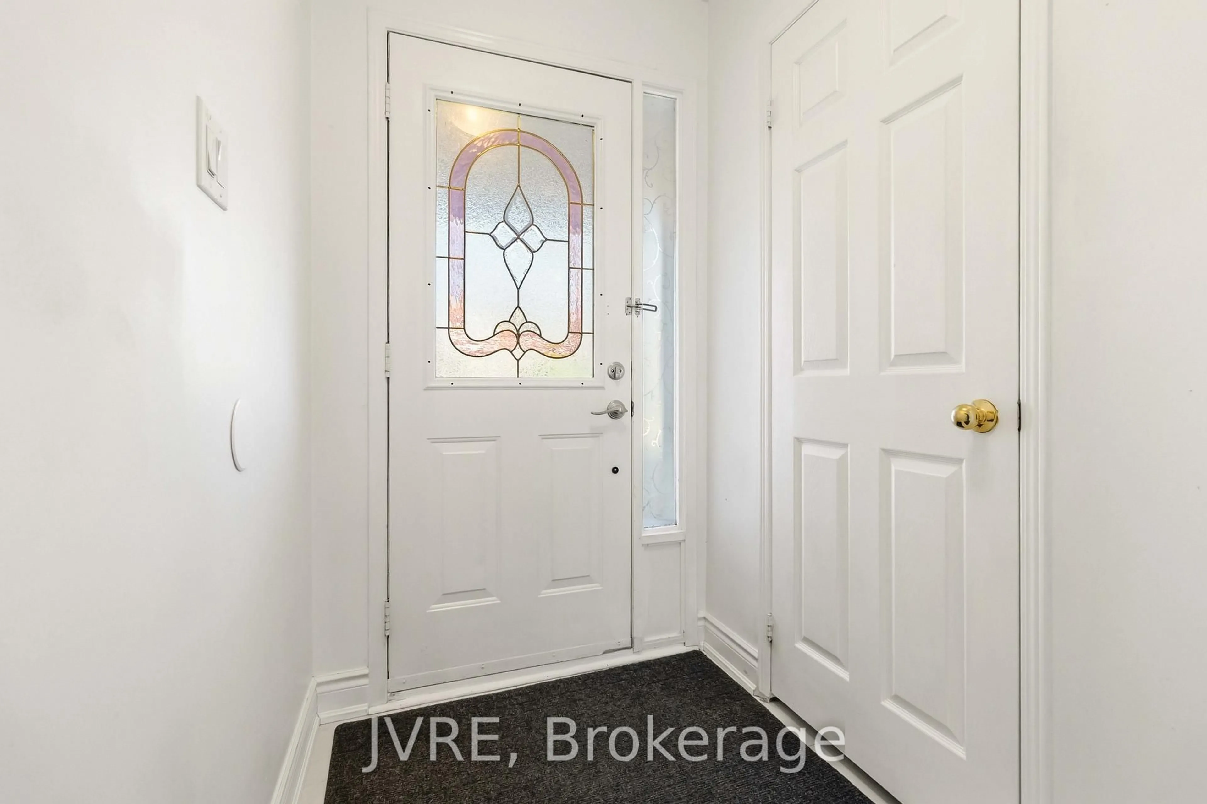 Indoor entryway for 2918 Westbury Crt, Mississauga Ontario L5M 6B2