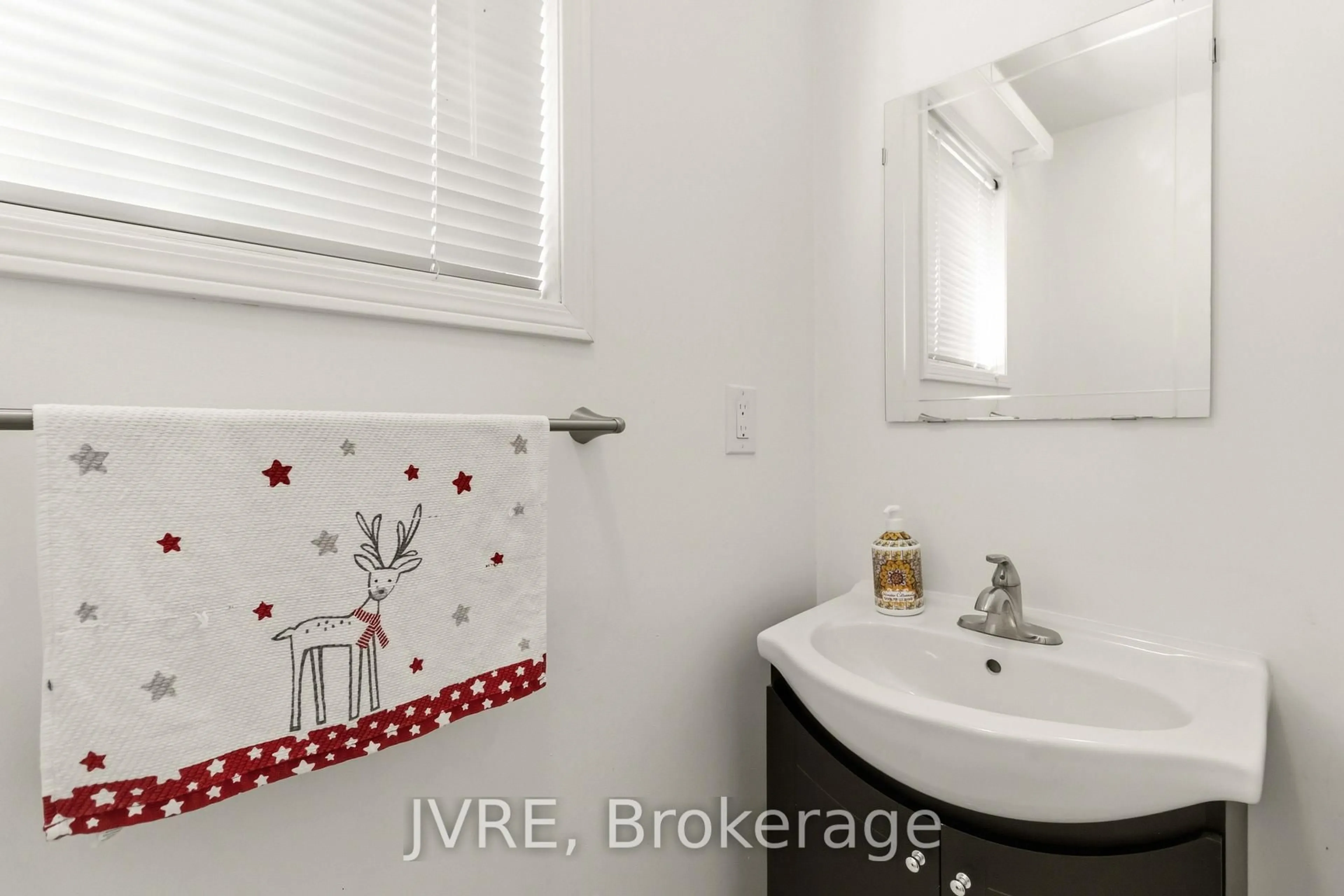 Standard bathroom, ceramic/tile floor for 2918 Westbury Crt, Mississauga Ontario L5M 6B2