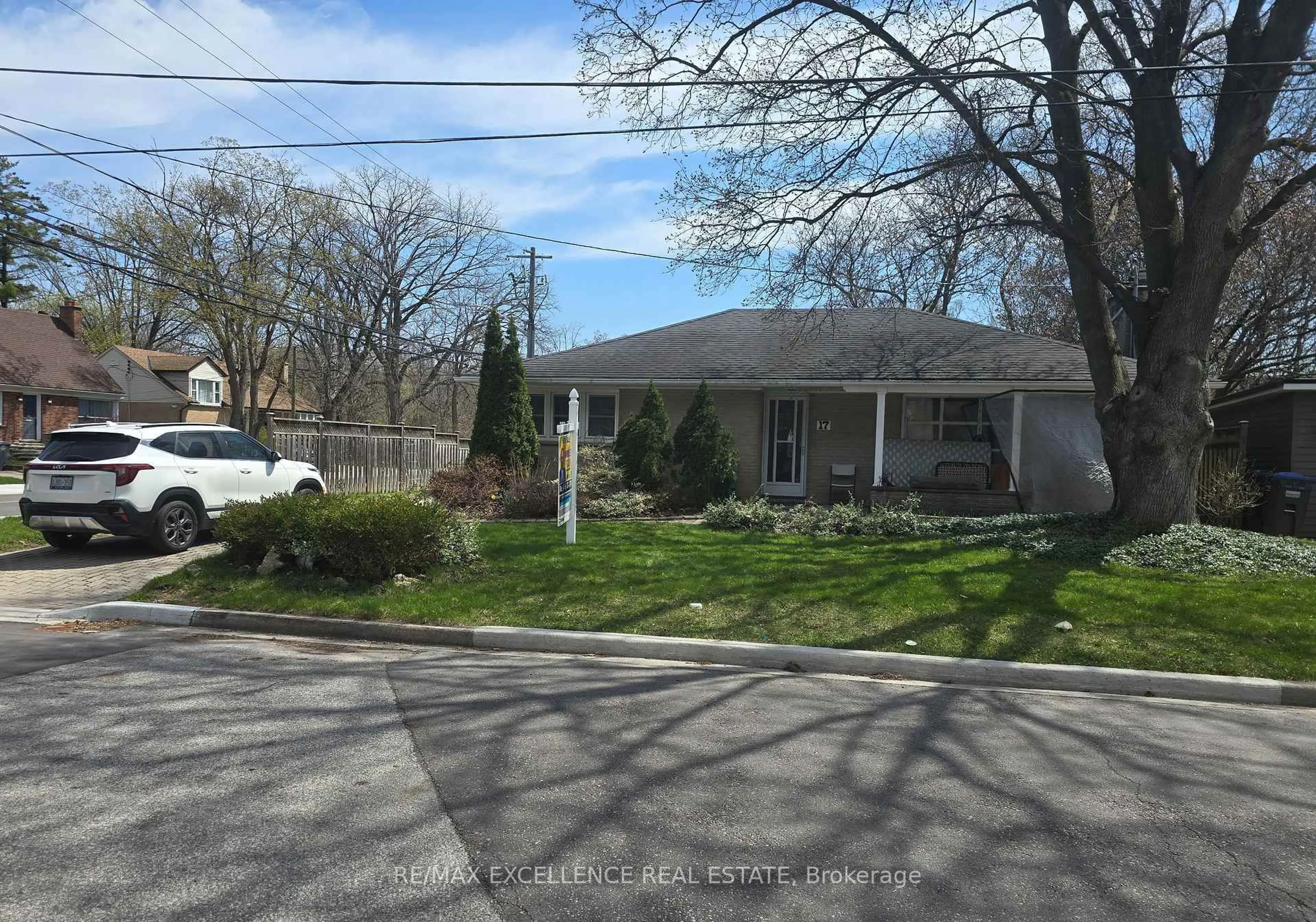 A pic from outside/outdoor area/front of a property/back of a property/a pic from drone, street for 17 Armstrong St, Brampton Ontario L6W 1W7