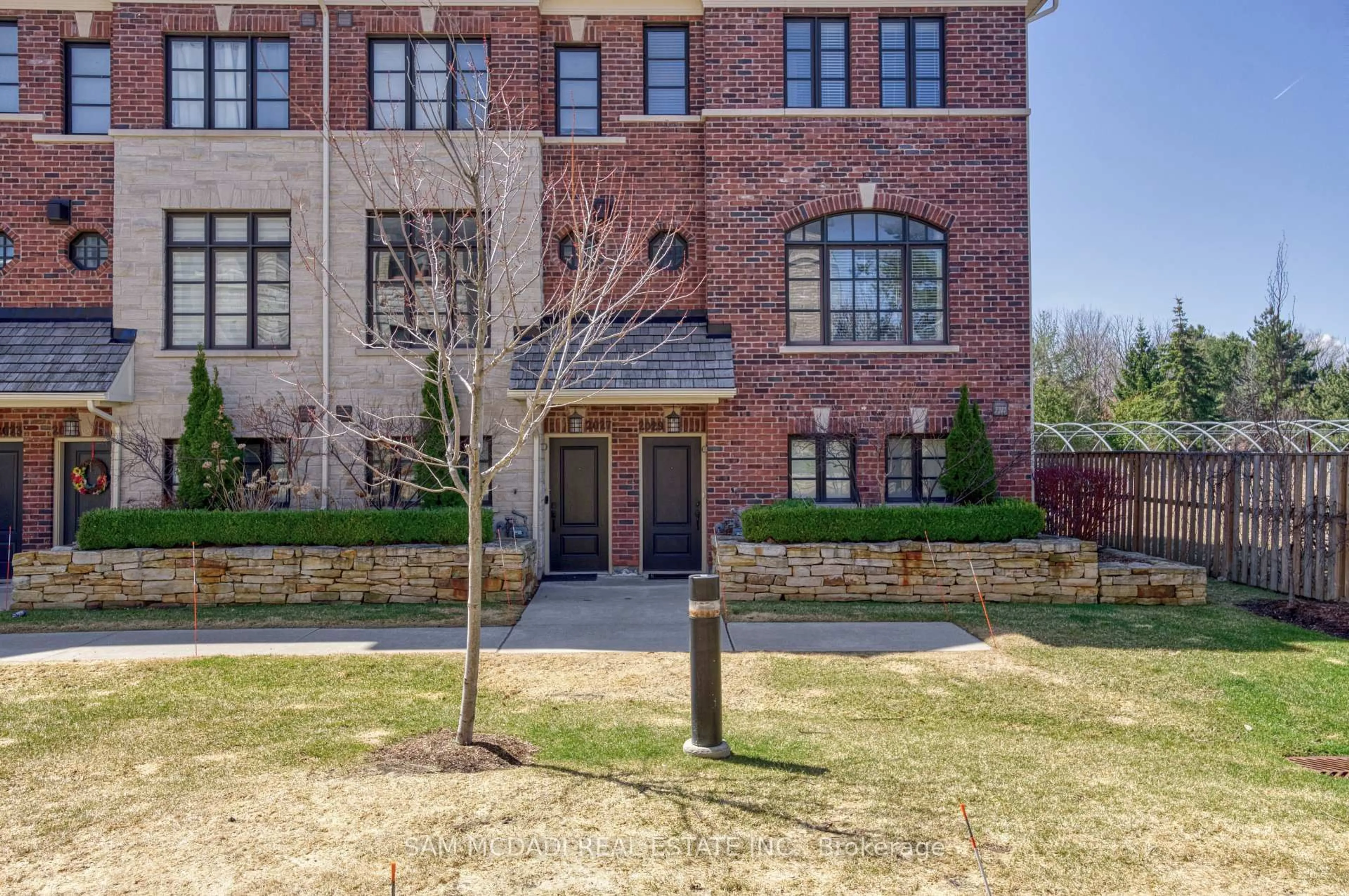 Home with brick exterior material, unknown for 2029 Queensborough Gate, Mississauga Ontario L5M 0Y1