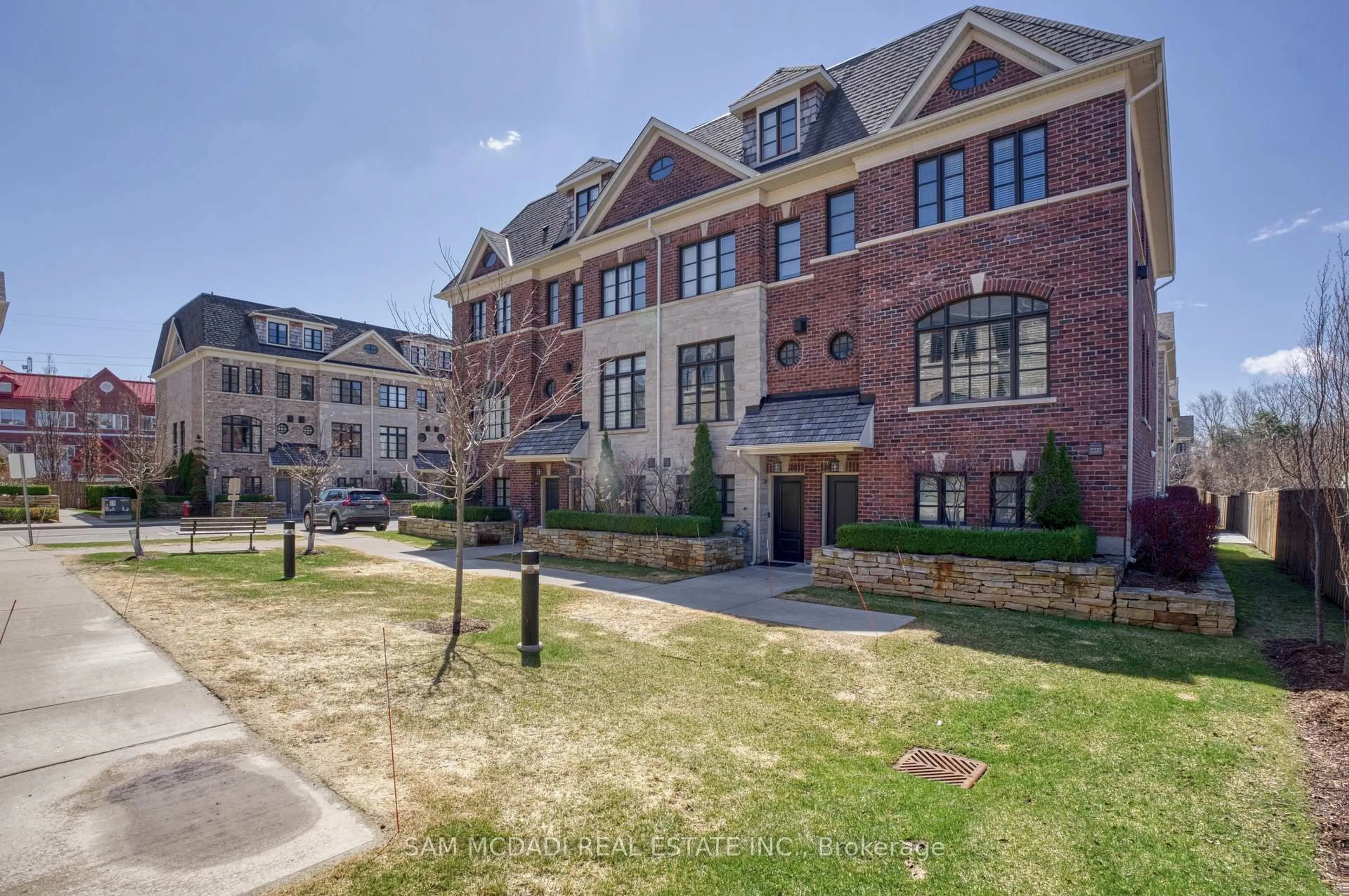 A pic from outside/outdoor area/front of a property/back of a property/a pic from drone, street for 2029 Queensborough Gate, Mississauga Ontario L5M 0Y1