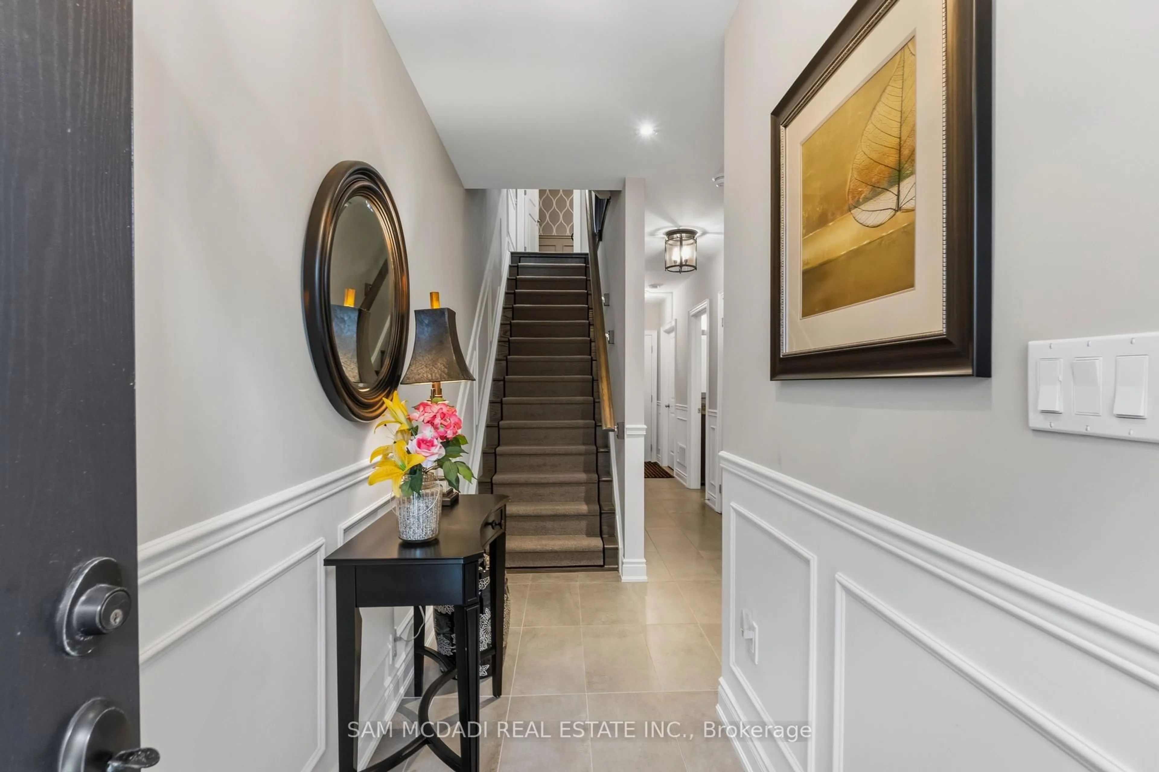 Indoor entryway for 2029 Queensborough Gate, Mississauga Ontario L5M 0Y1