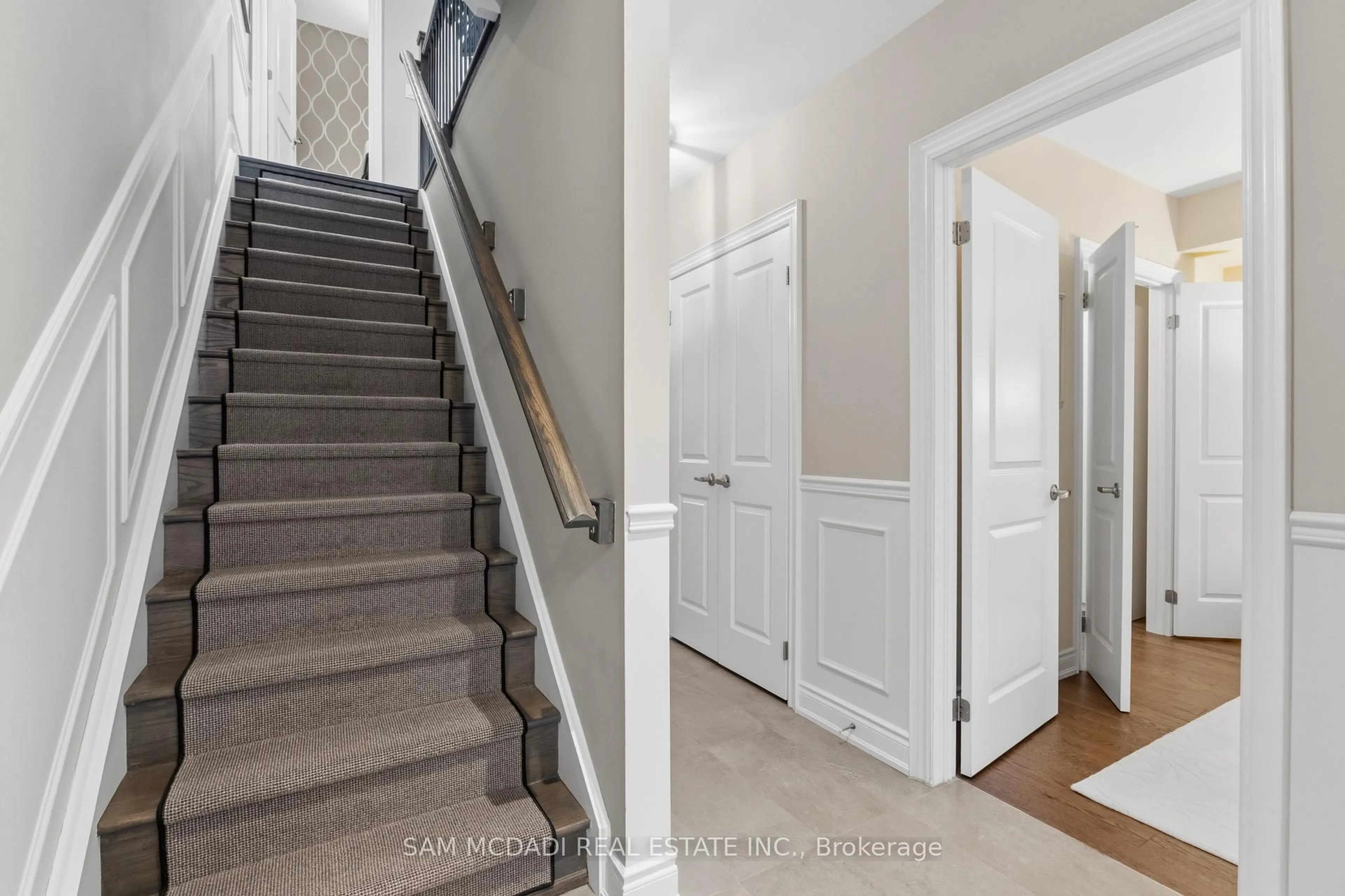 Stairs for 2029 Queensborough Gate, Mississauga Ontario L5M 0Y1