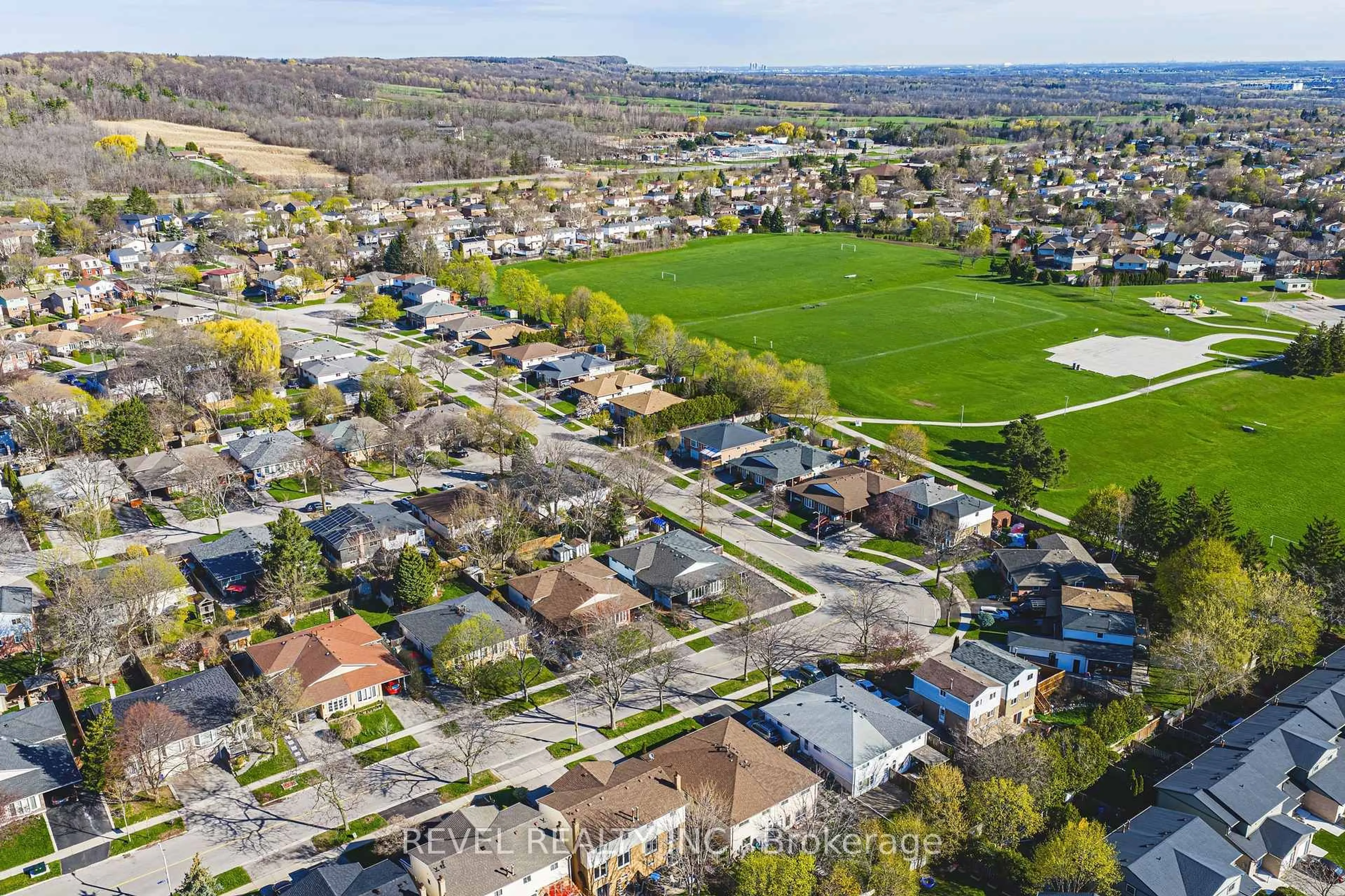 A pic from outside/outdoor area/front of a property/back of a property/a pic from drone, street for 2360 Greenbank Tr, Burlington Ontario L7P 3S8