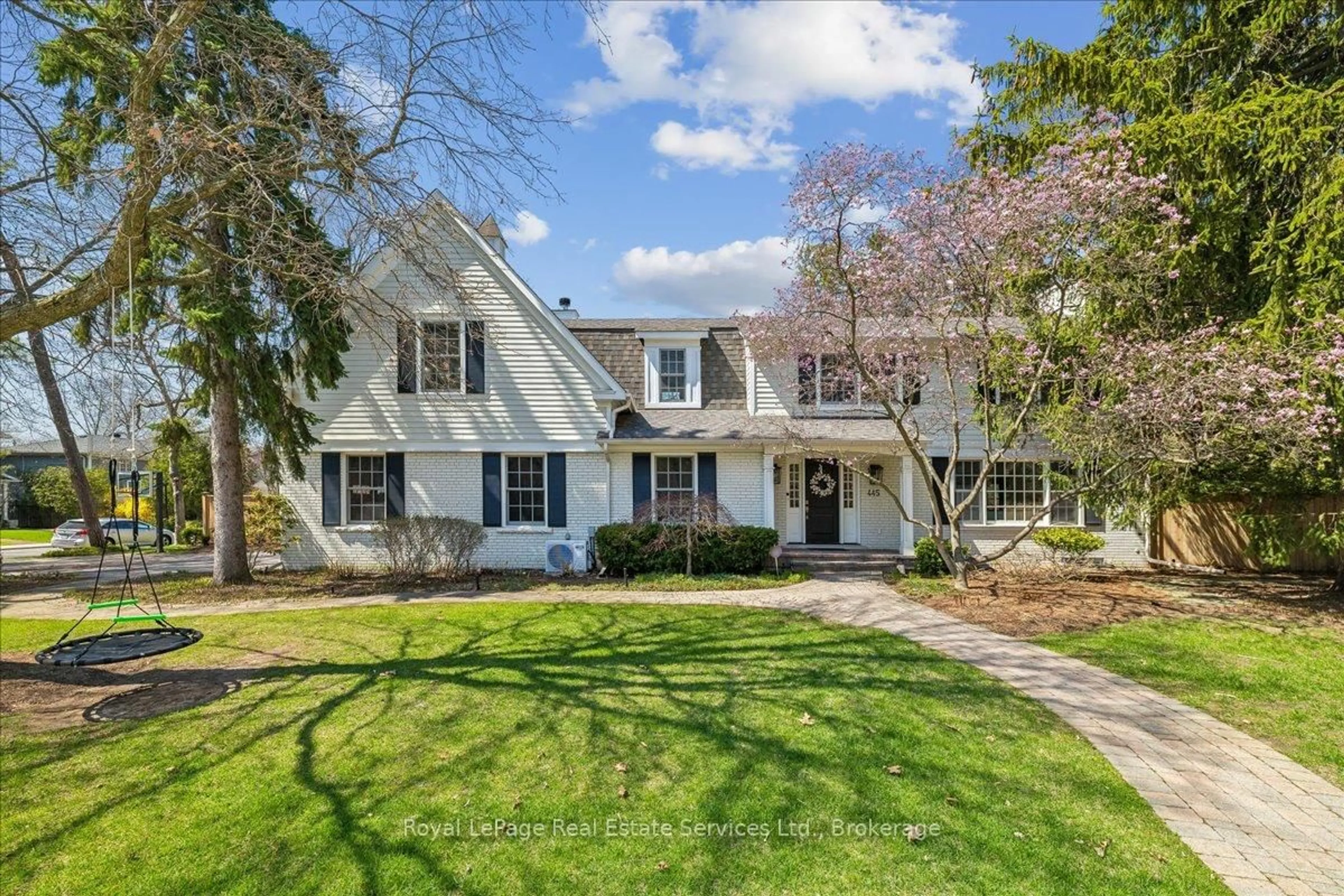 A pic from outside/outdoor area/front of a property/back of a property/a pic from drone, street for 445 MacDonald Rd, Oakville Ontario L6J 2B7