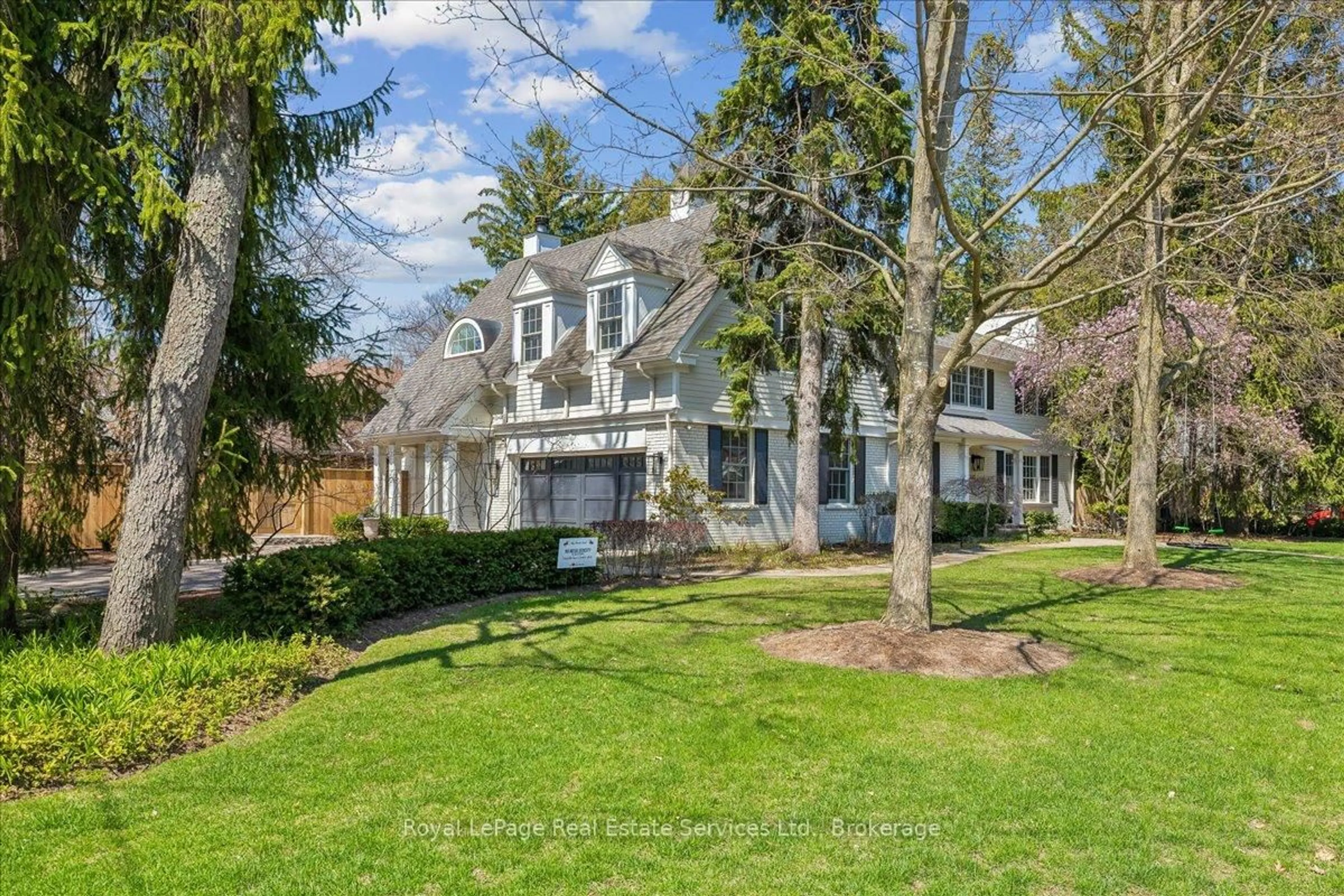 A pic from outside/outdoor area/front of a property/back of a property/a pic from drone, street for 445 MacDonald Rd, Oakville Ontario L6J 2B7