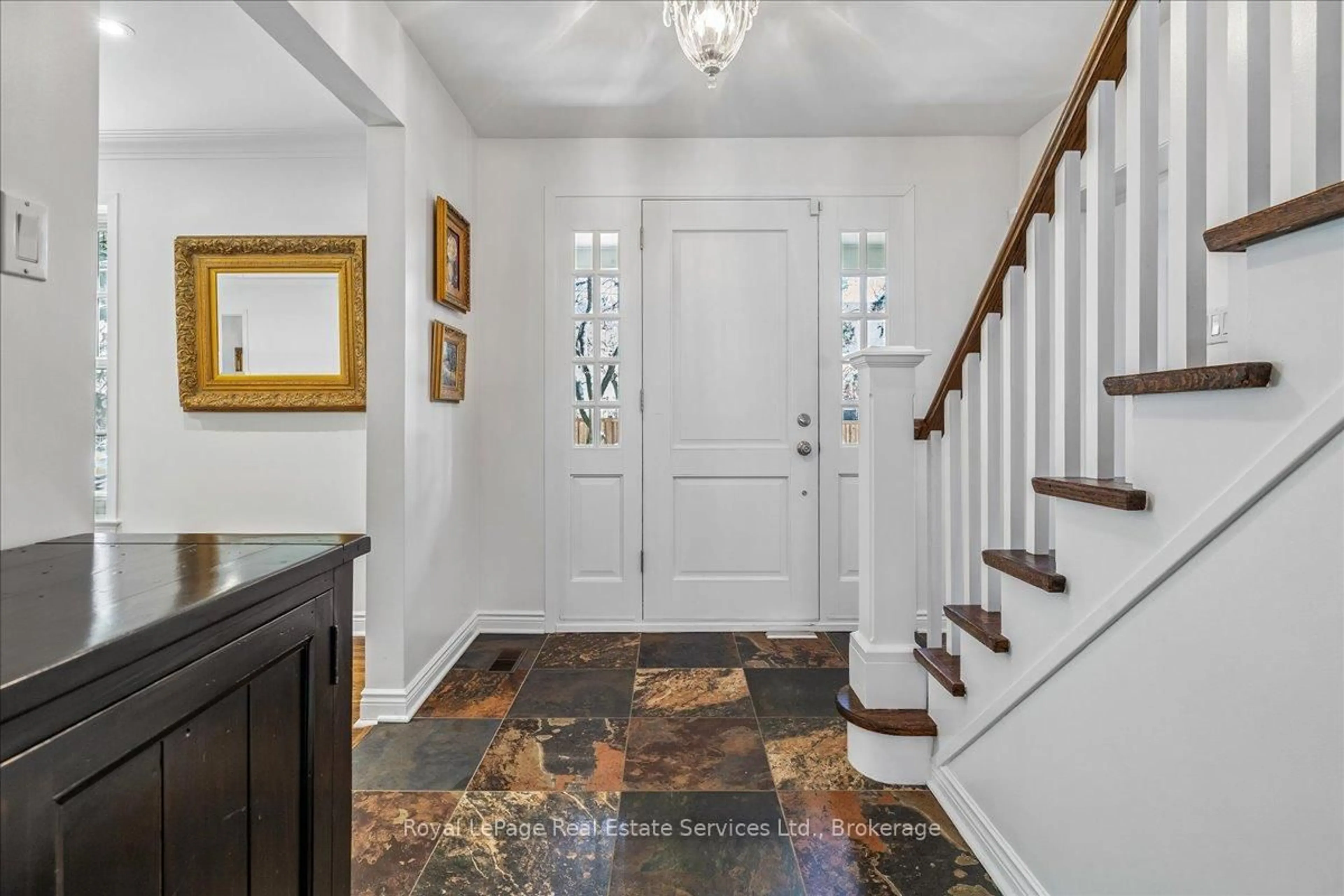 Indoor entryway for 445 MacDonald Rd, Oakville Ontario L6J 2B7