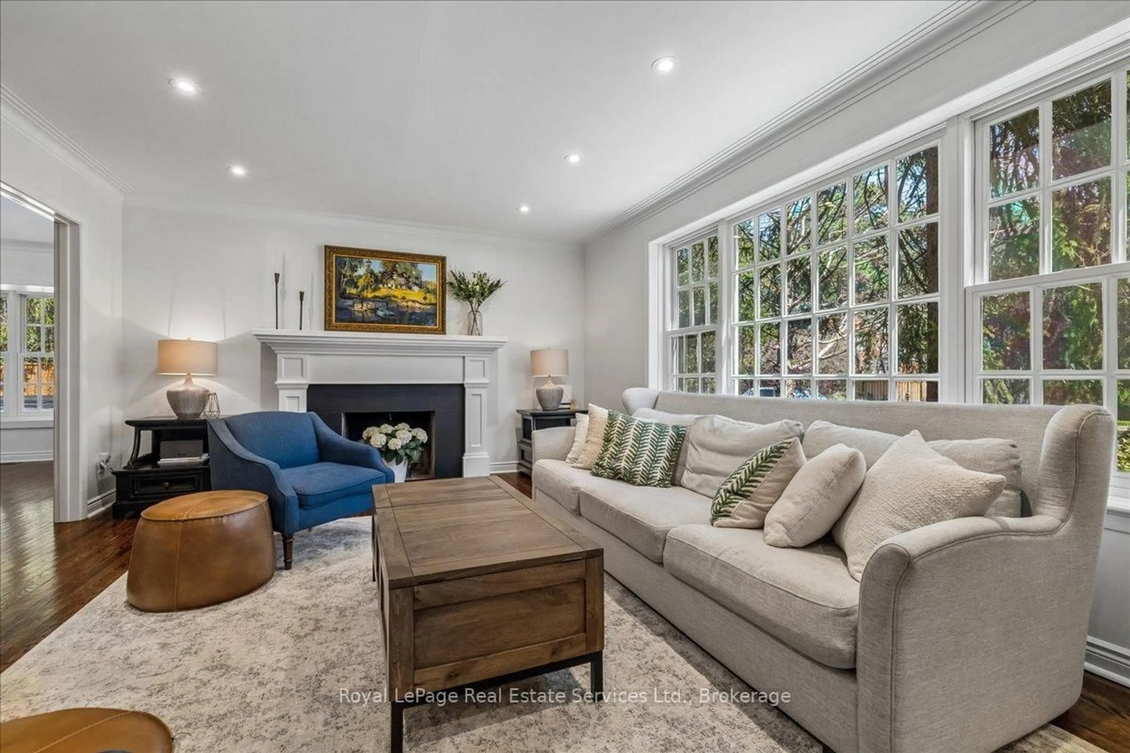 Living room with furniture, unknown for 445 MacDonald Rd, Oakville Ontario L6J 2B7