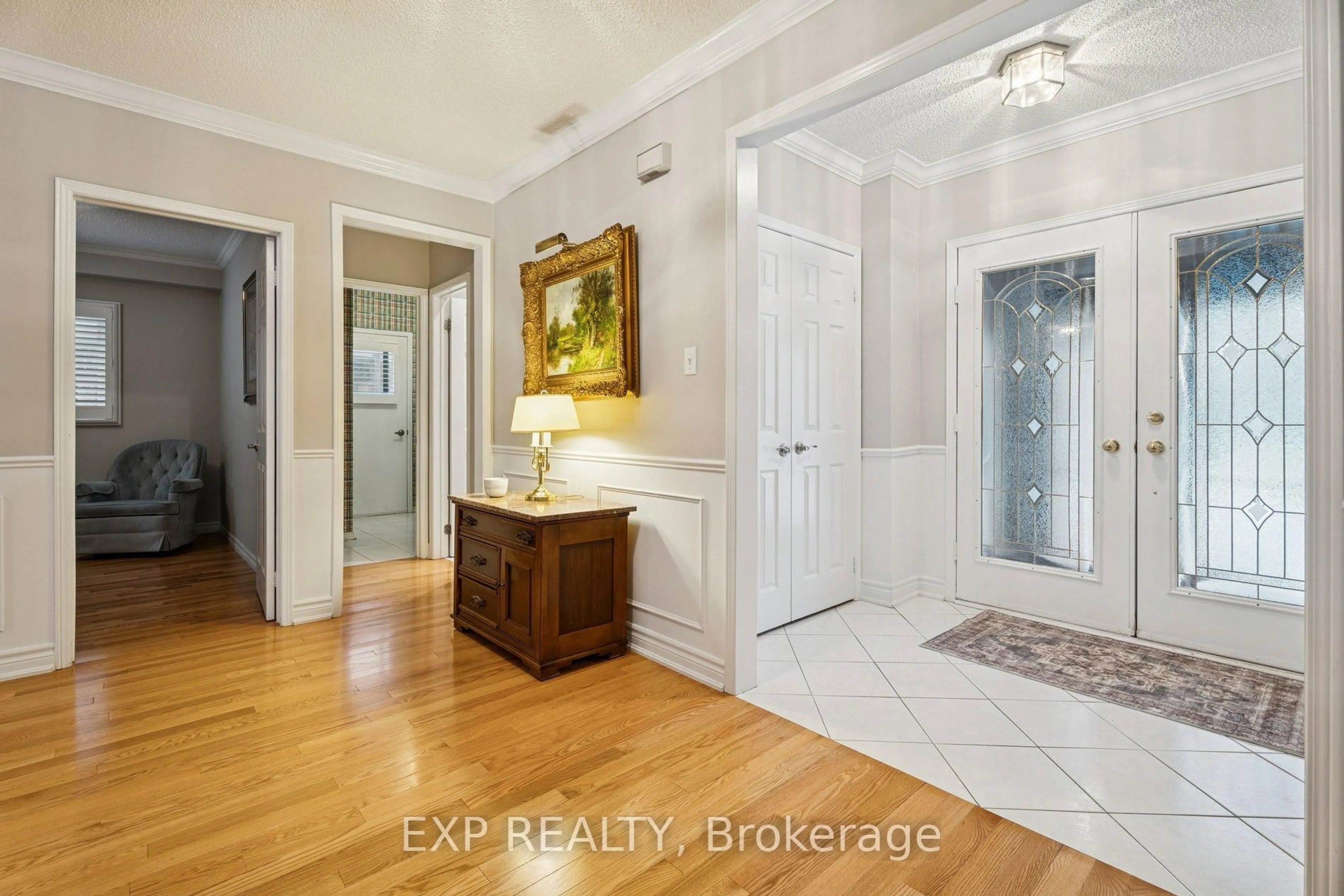 Indoor entryway for 209 Nottingham Dr, Oakville Ontario L6H 4H7