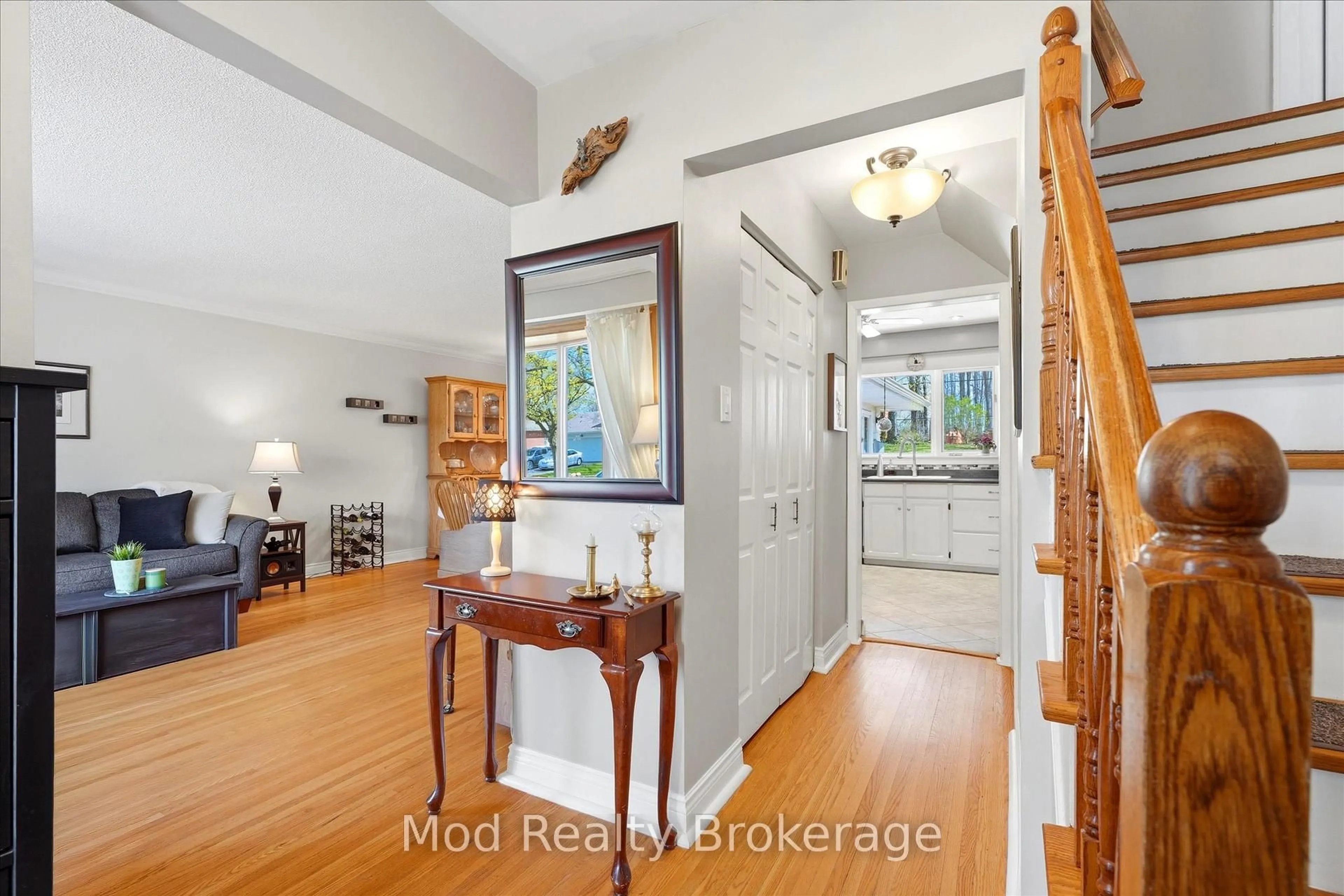 Indoor foyer for 3070 Northview Cres, Burlington Ontario L7M 1B1