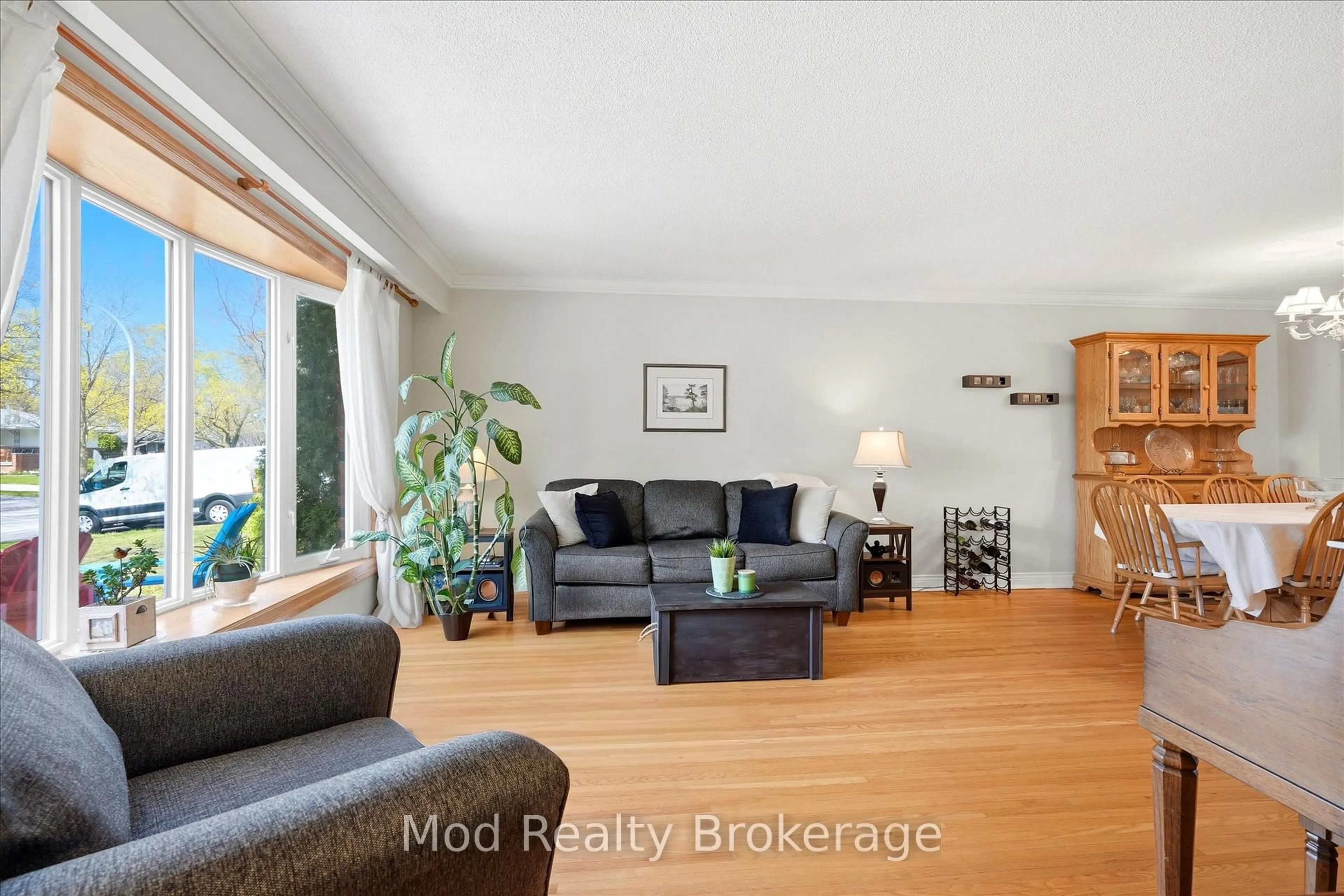 Living room with furniture, unknown for 3070 Northview Cres, Burlington Ontario L7M 1B1