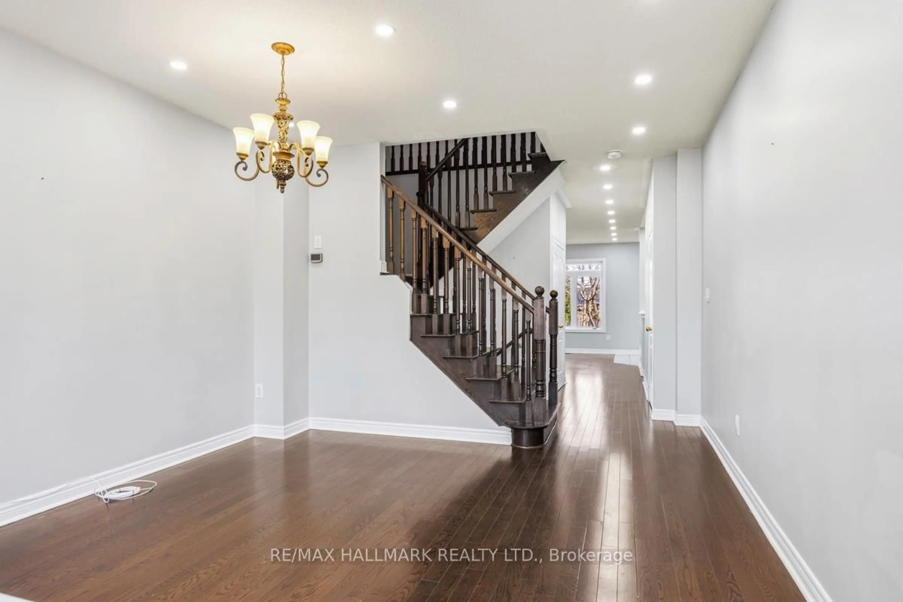 Indoor entryway for 33 Tomabrook Cres, Brampton Ontario L6R 0V2