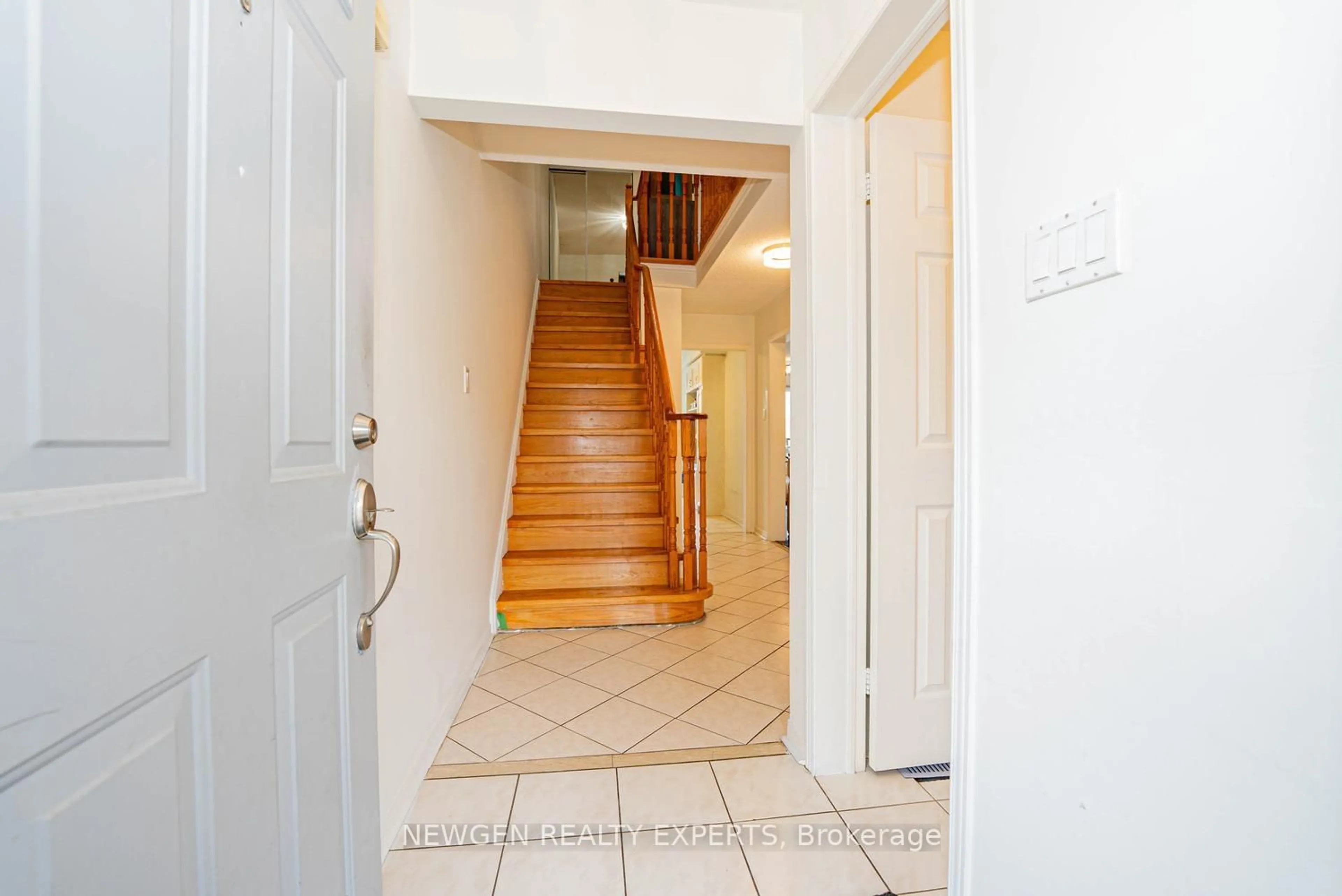 Indoor foyer for 54 Sahara Tr, Brampton Ontario L6R 1P3
