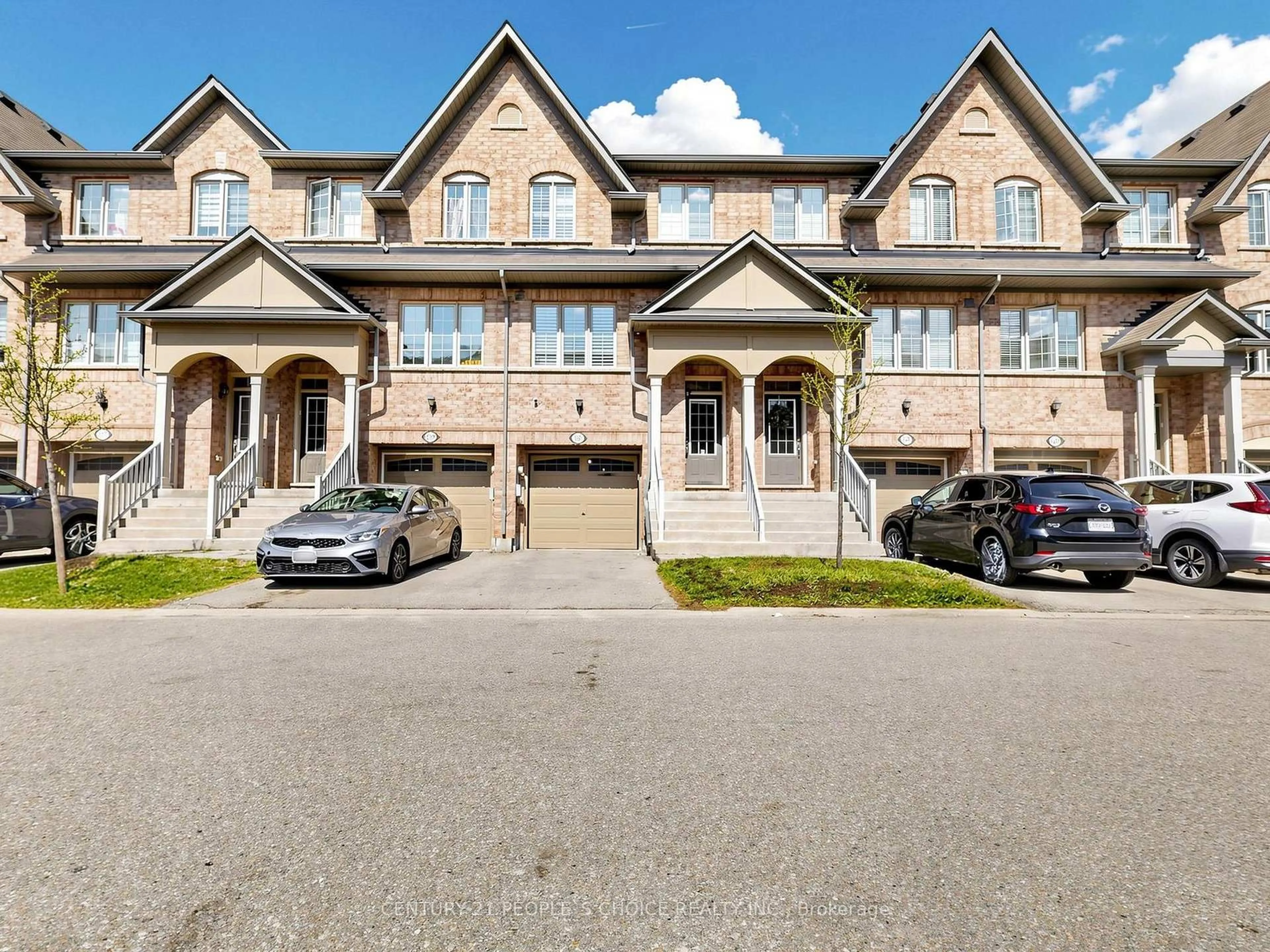 A pic from outside/outdoor area/front of a property/back of a property/a pic from drone, street for 1321 Granrock Cres, Mississauga Ontario L5V 0E1