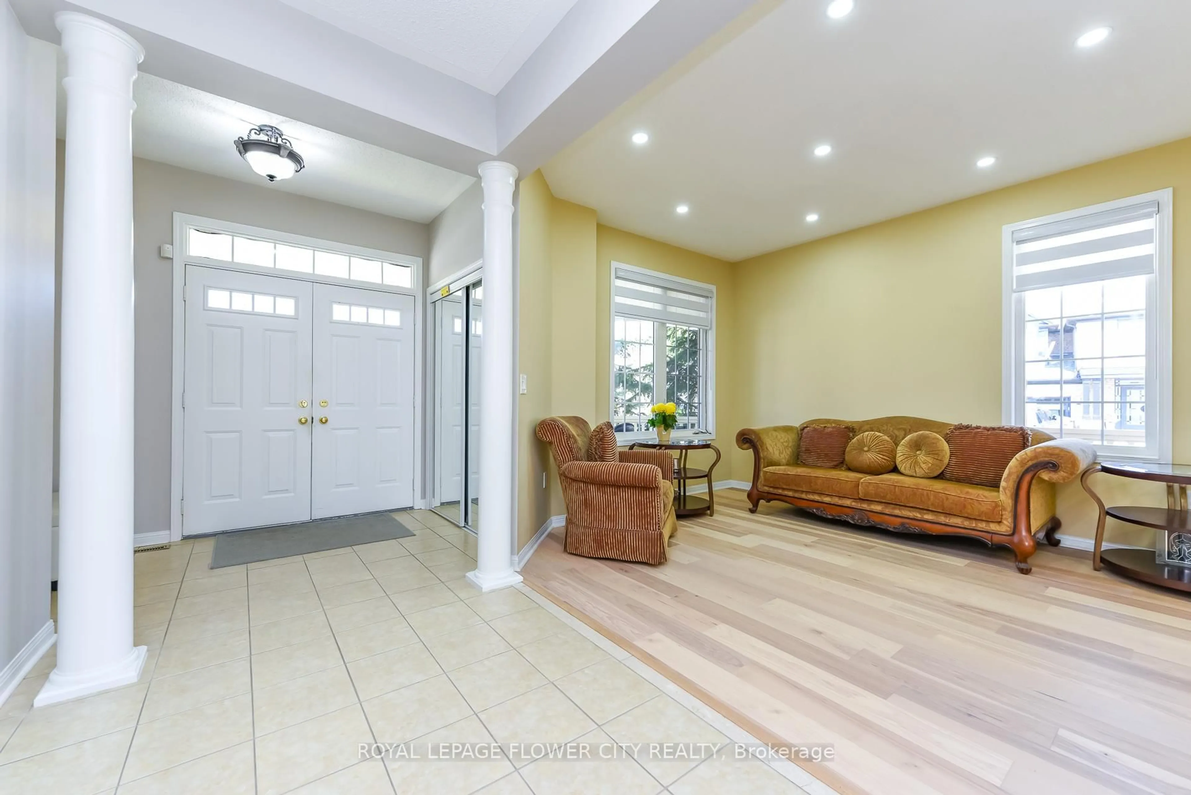 Indoor entryway for 19 Maldives Cres, Brampton Ontario L6P 1L5