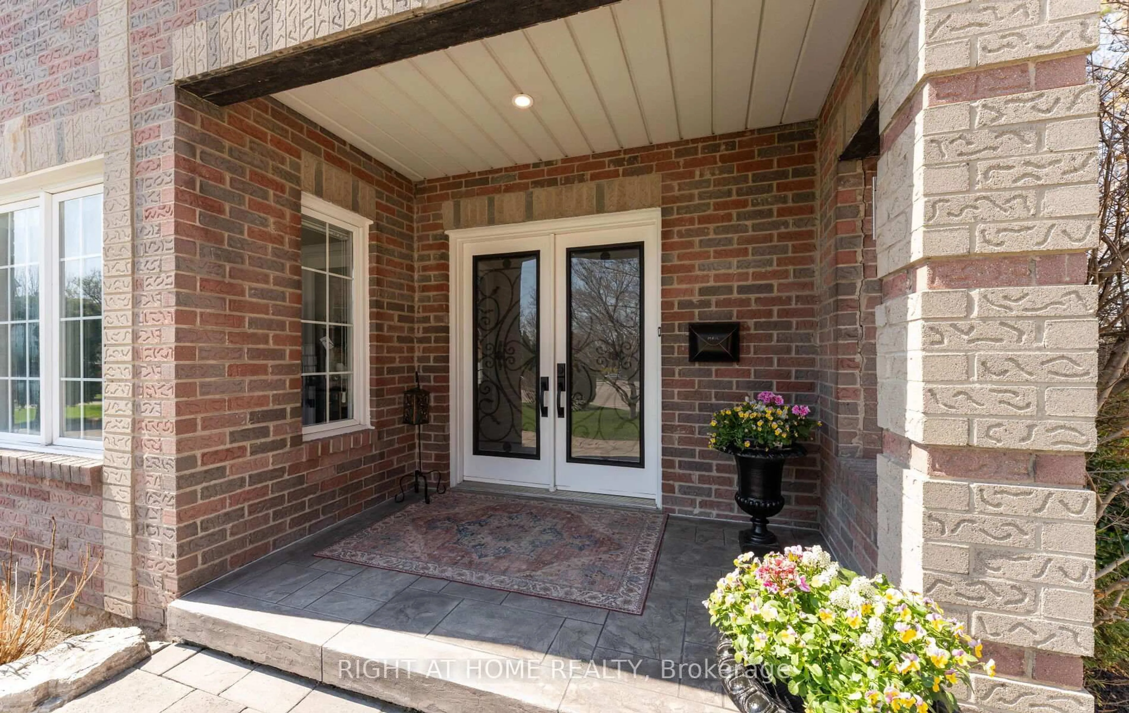 Indoor entryway for 1665 Asgard Dr, Mississauga Ontario L5E 3G5