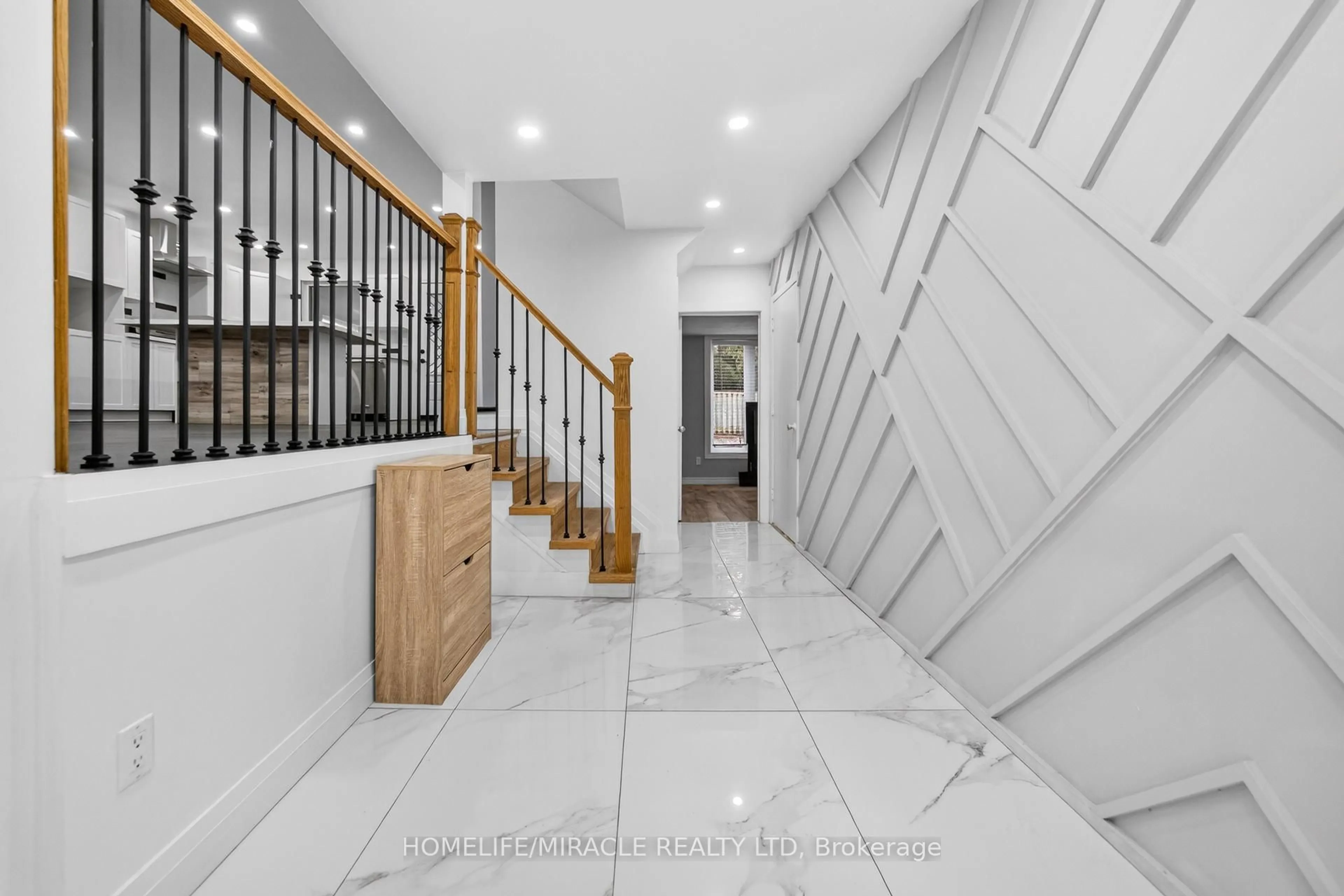 Indoor foyer for 81 Watson Cres, Brampton Ontario L6W 1E5