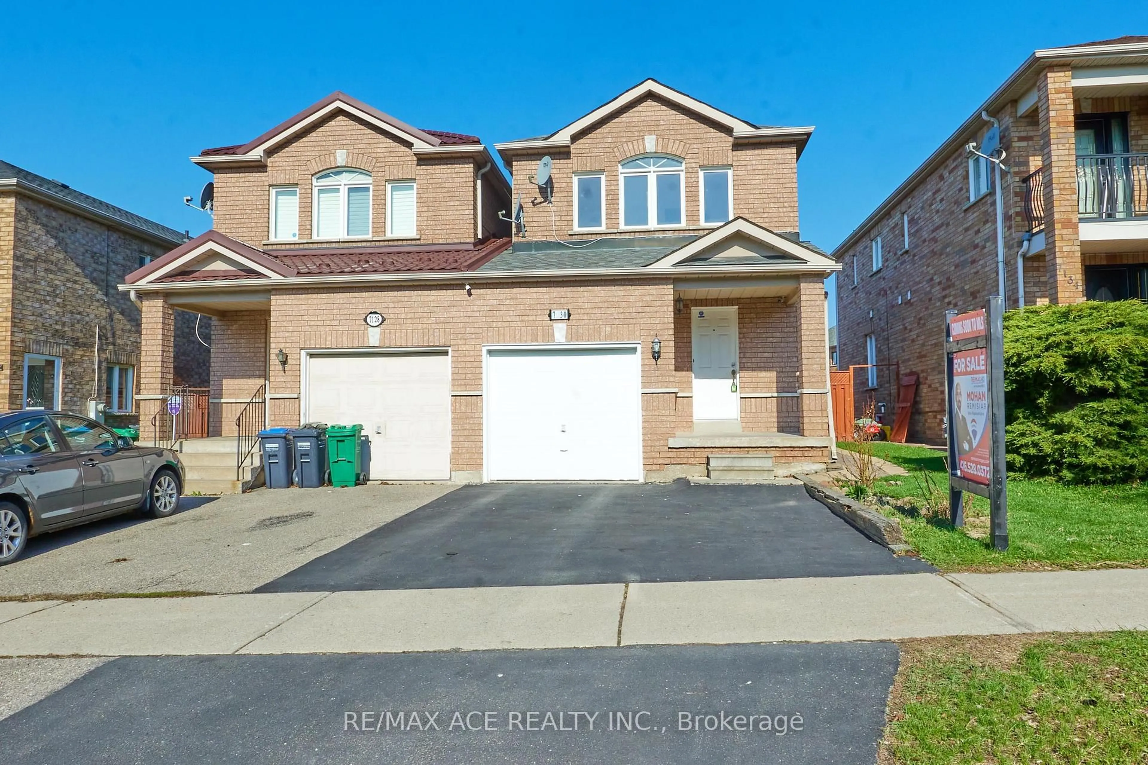 A pic from outside/outdoor area/front of a property/back of a property/a pic from drone, street for 7130 Para Pl, Mississauga Ontario L5W 1L5