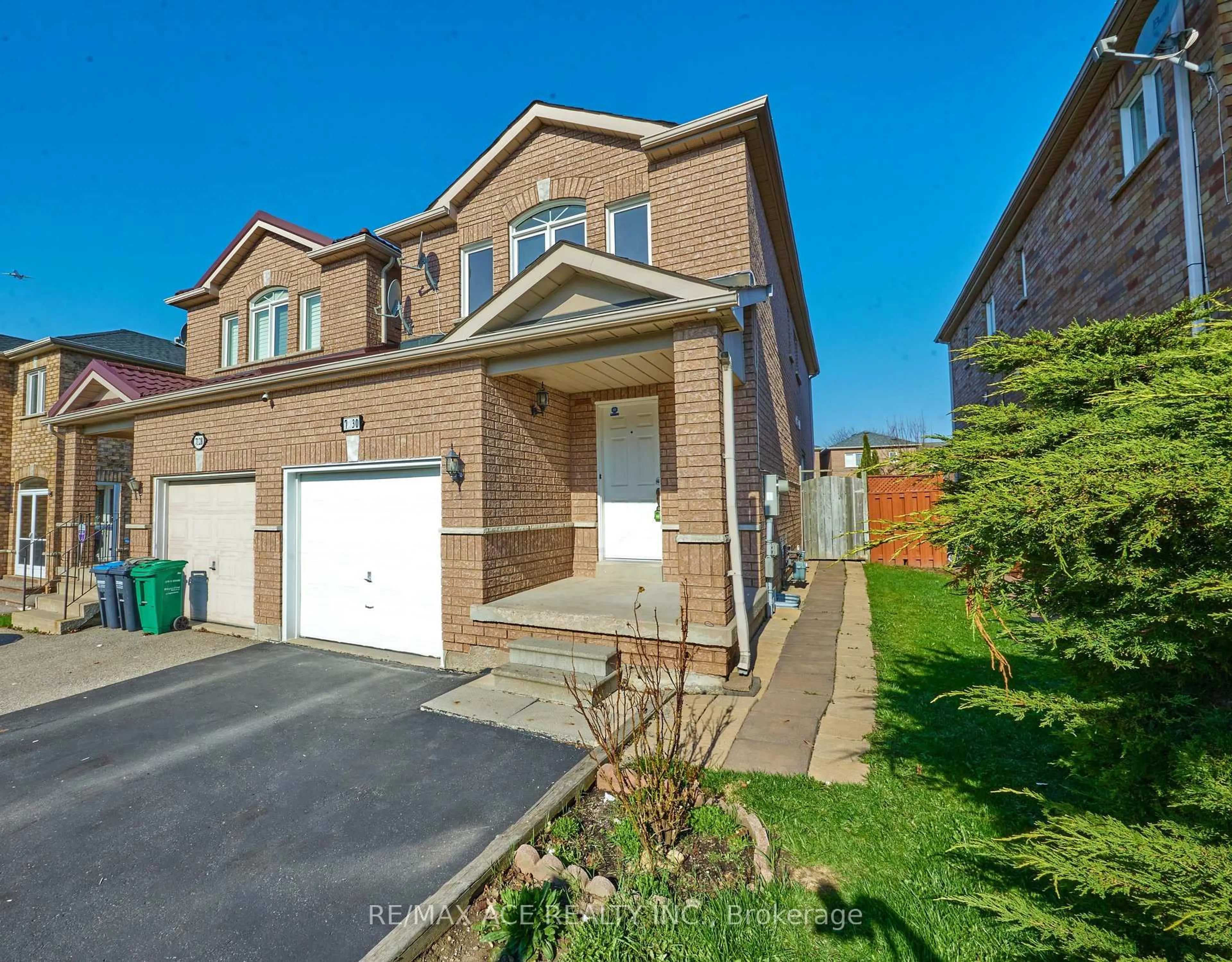 A pic from outside/outdoor area/front of a property/back of a property/a pic from drone, street for 7130 Para Pl, Mississauga Ontario L5W 1L5