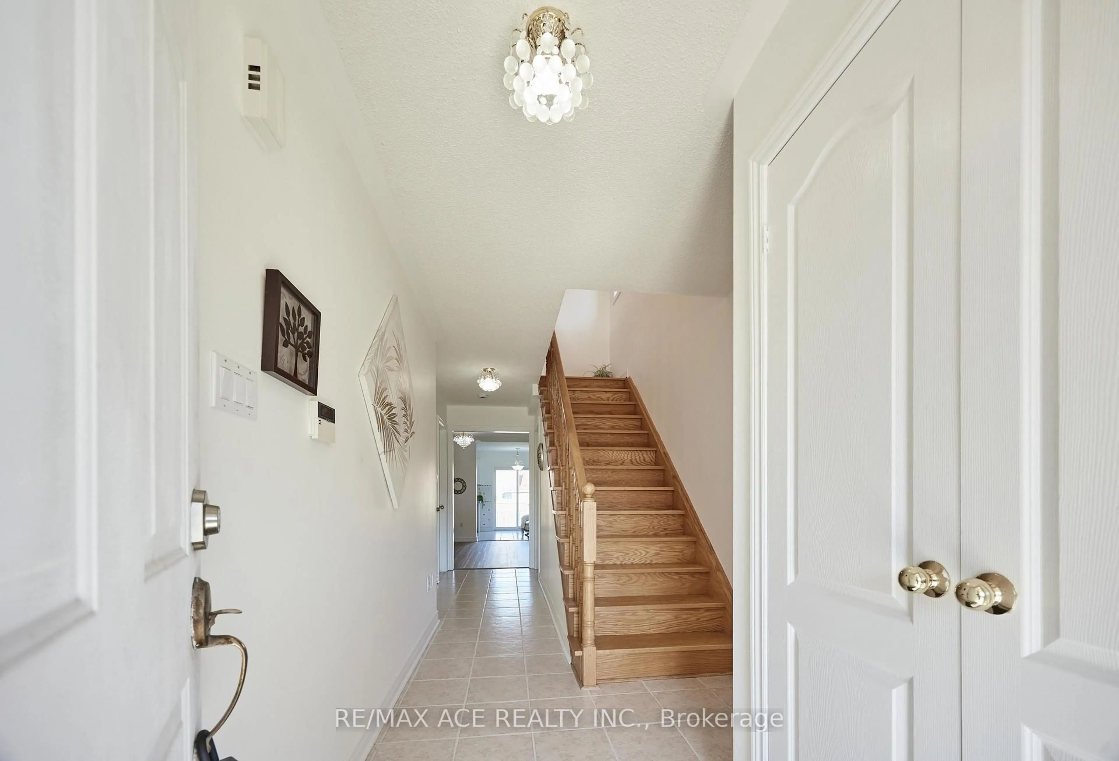 Indoor foyer for 7130 Para Pl, Mississauga Ontario L5W 1L5