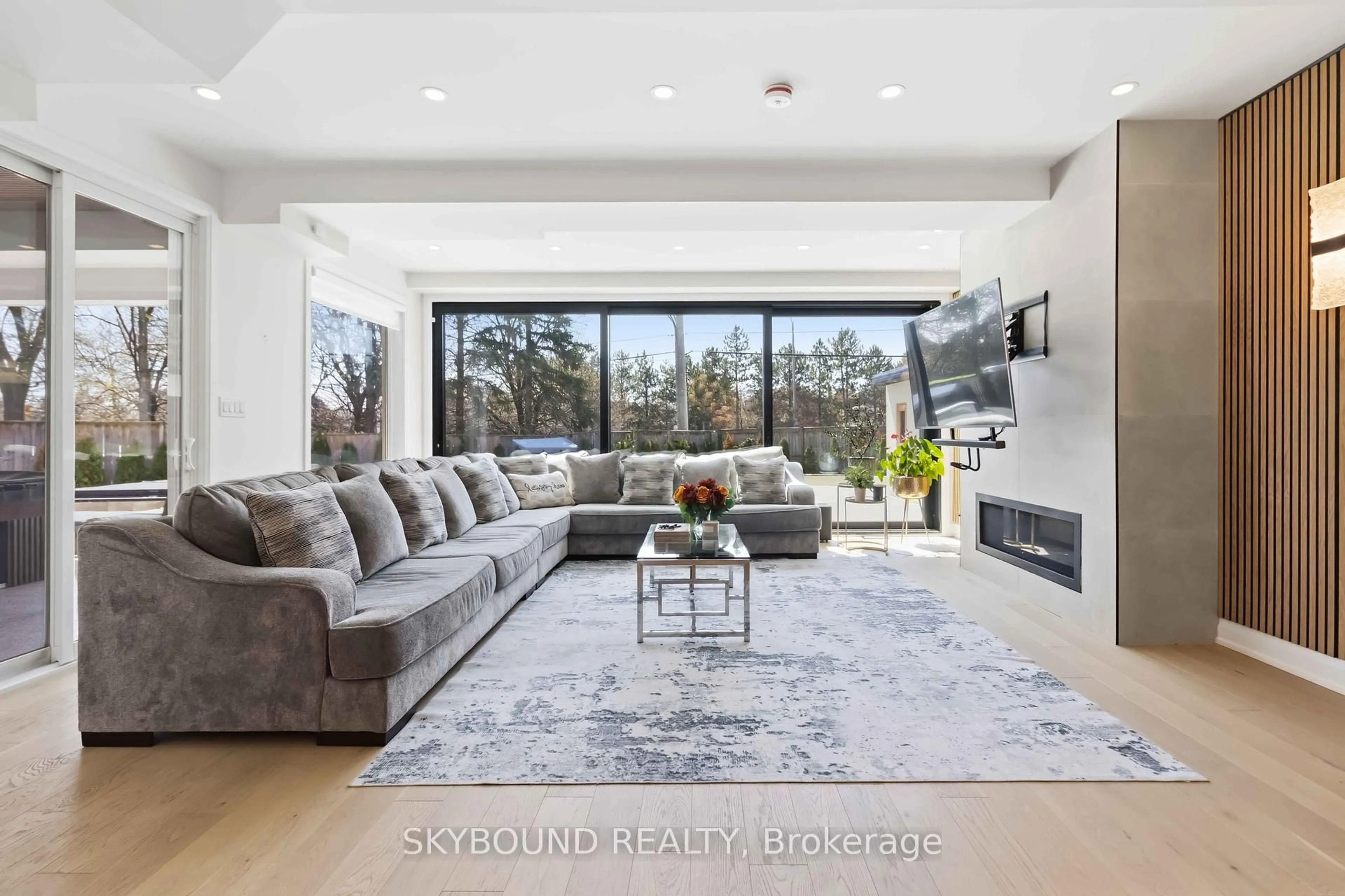 Living room with furniture, unknown for 2711 Spruce Needle Crt, Mississauga Ontario L5L 1N2