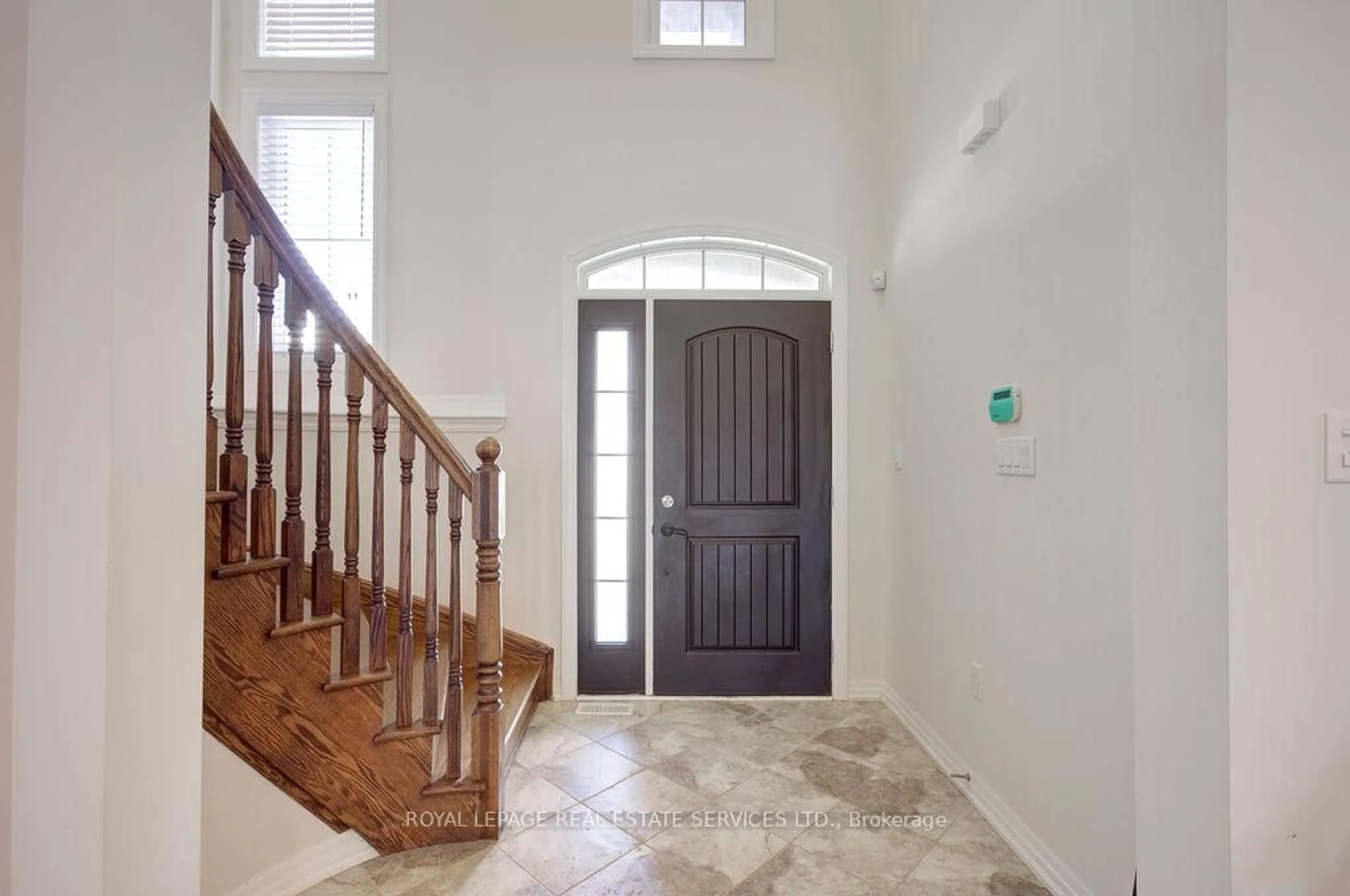 Indoor entryway for 142 Culp Tr, Oakville Ontario L6M 0W2